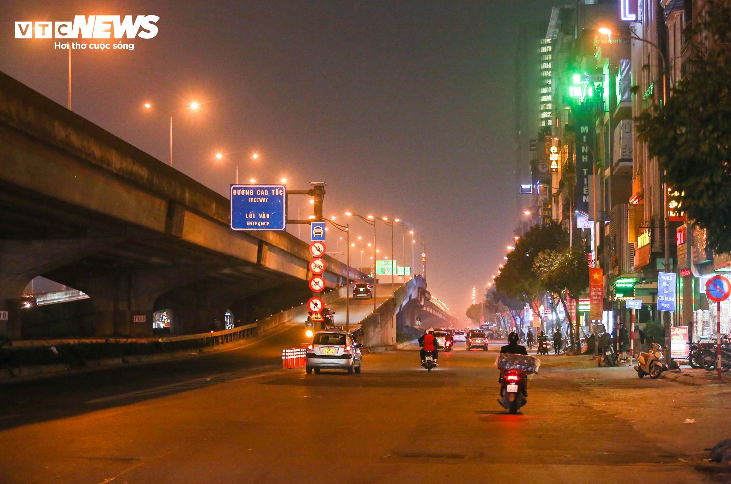 Nhiều tuyến đường huyết mạch của Thủ đô thông thoáng lạ thường ở giờ cao điểm - 9