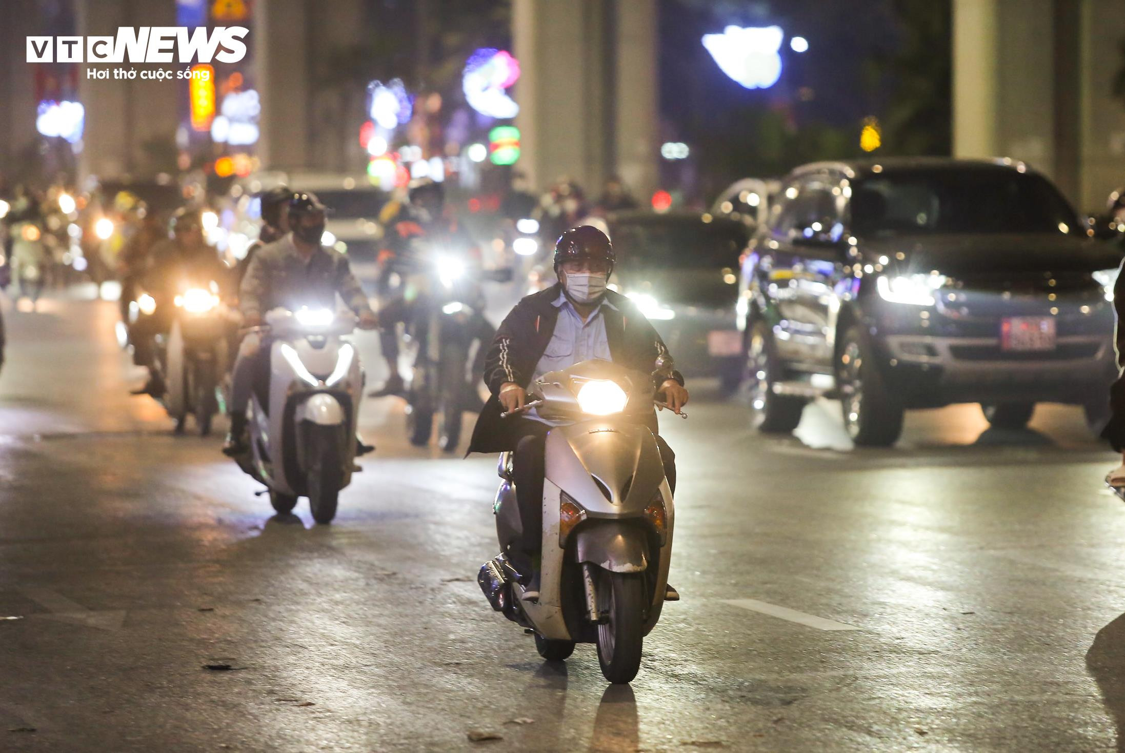 Nhiều tuyến đường huyết mạch của Thủ đô thông thoáng lạ thường ở giờ cao điểm - 4