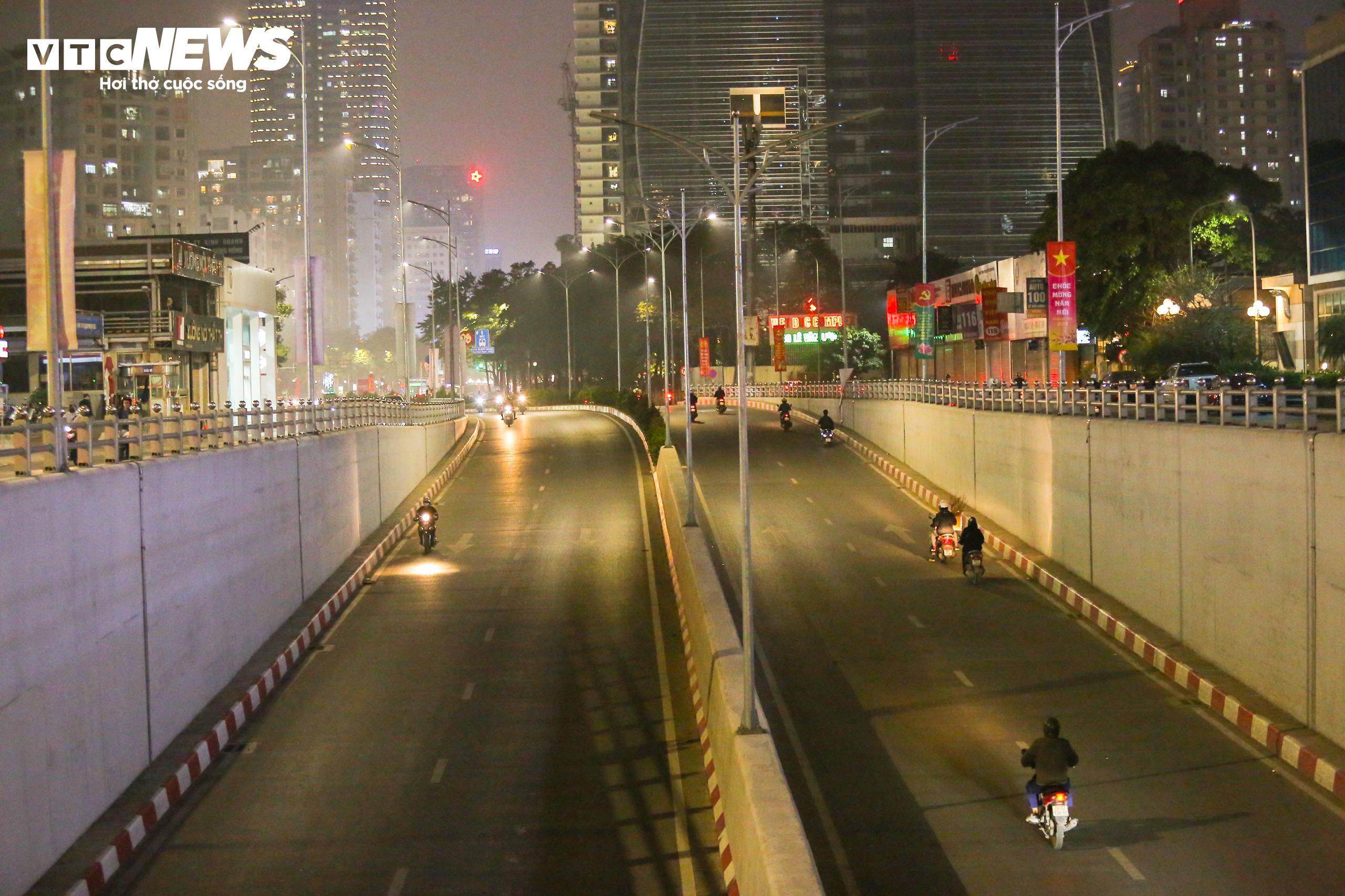 Nhiều tuyến đường huyết mạch của Thủ đô thông thoáng lạ thường ở giờ cao điểm - 11