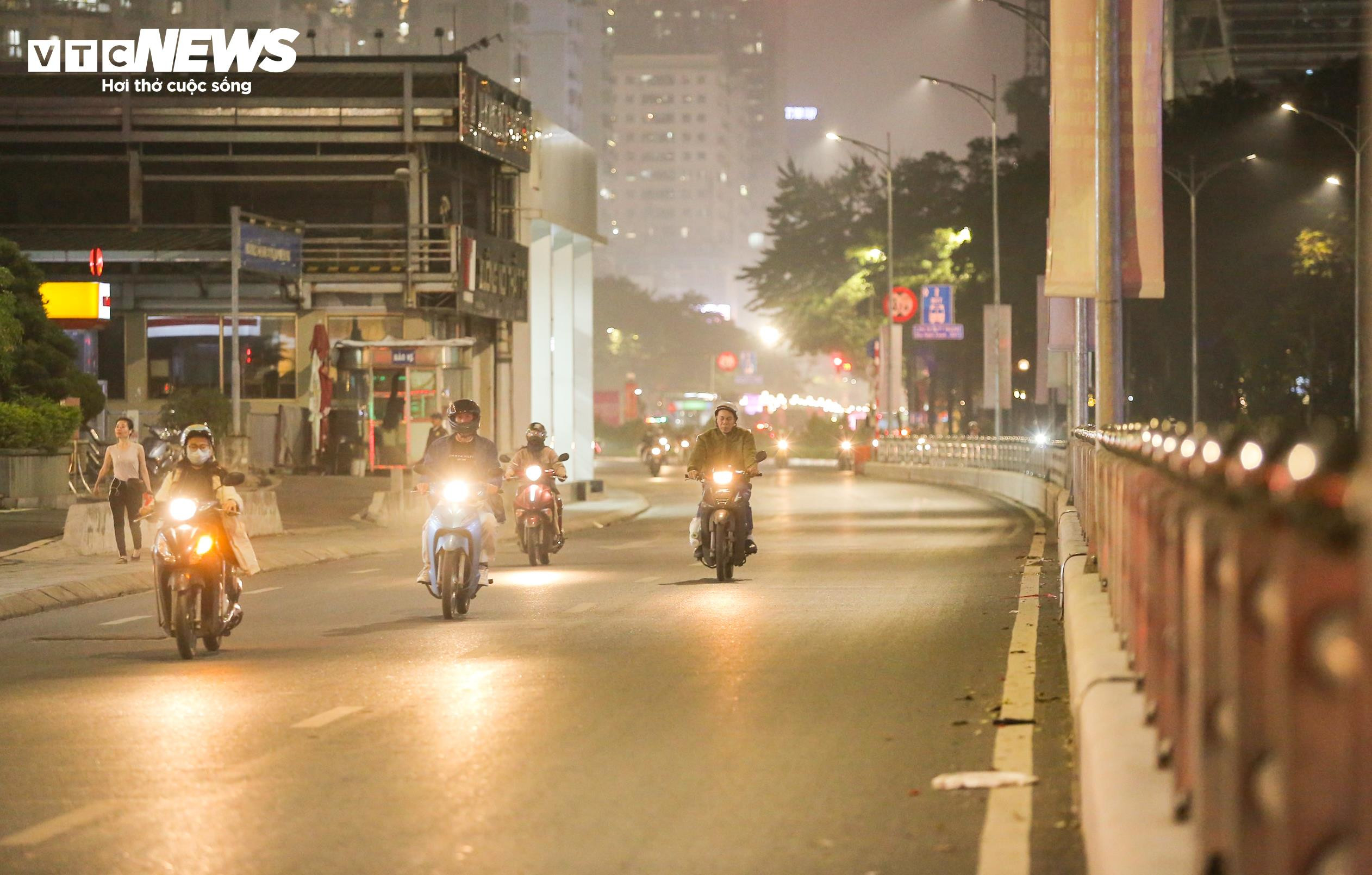 Nhiều tuyến đường huyết mạch của Thủ đô thông thoáng lạ thường ở giờ cao điểm - 10