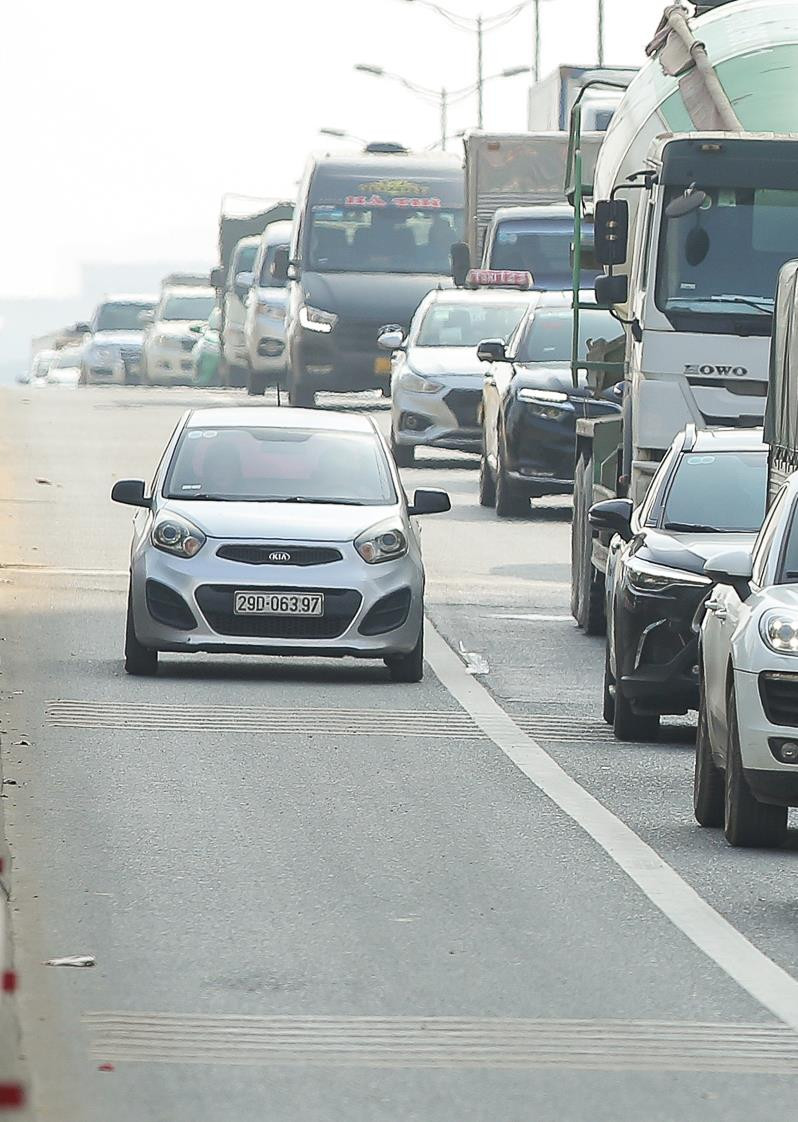 Ô tô đua nhau lấn làn trên đường Vành đai 3, xe cứu thương chật vật tìm lối lên - 9