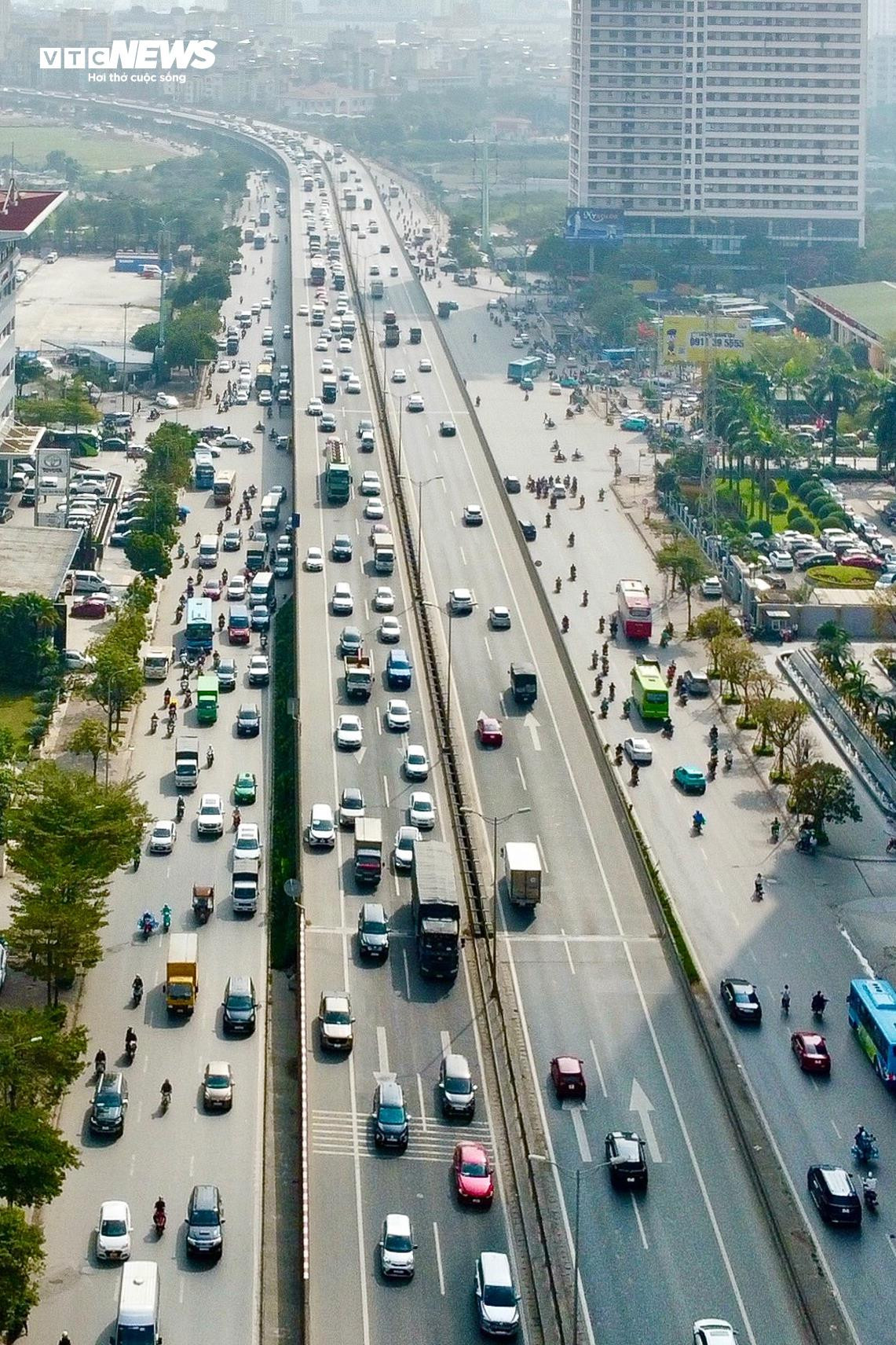 Ô tô đua nhau lấn làn trên đường Vành đai 3, xe cứu thương chật vật tìm lối lên - 3