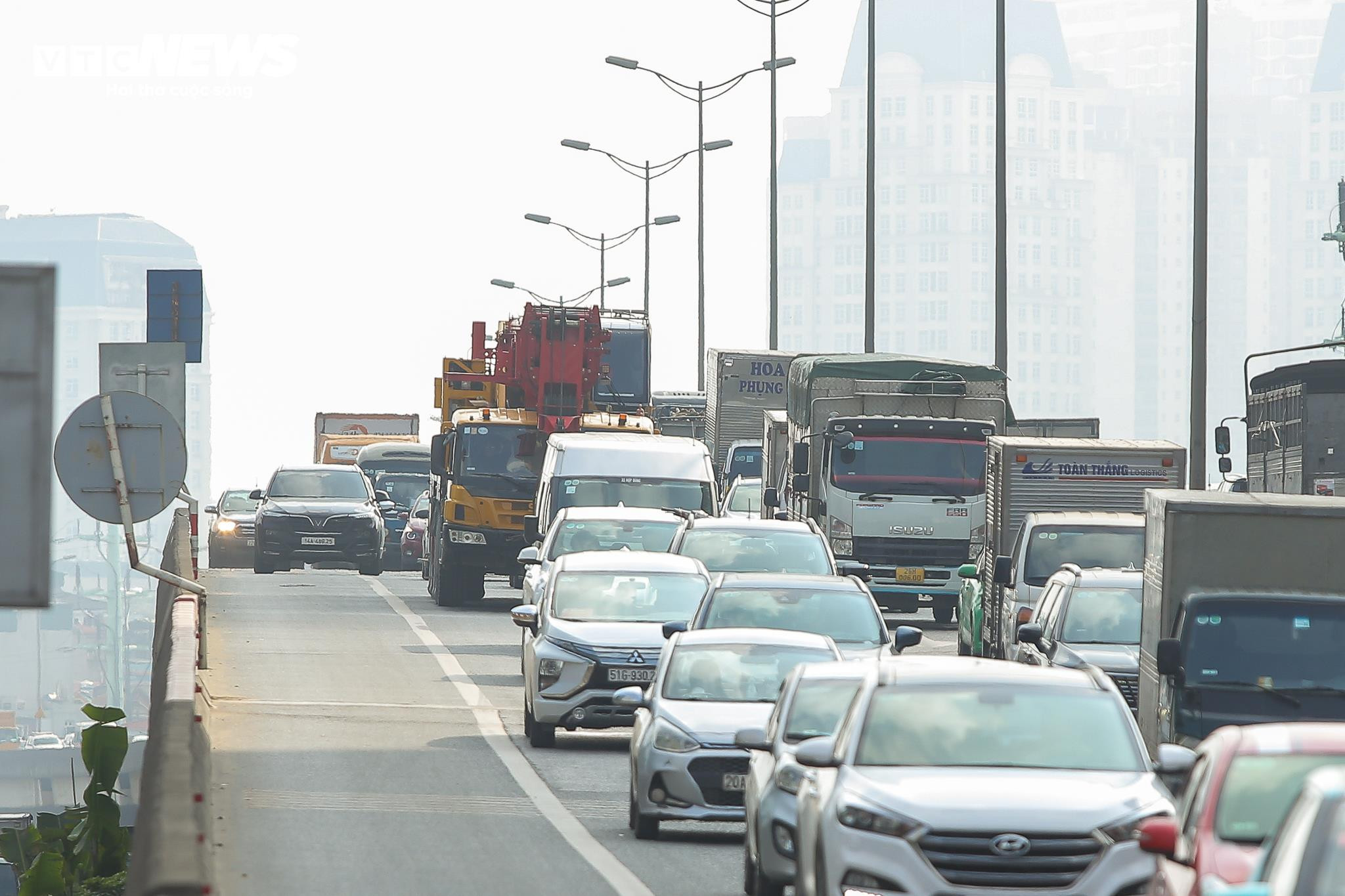 Ô tô đua nhau lấn làn trên đường Vành đai 3, xe cứu thương chật vật tìm lối lên - 11