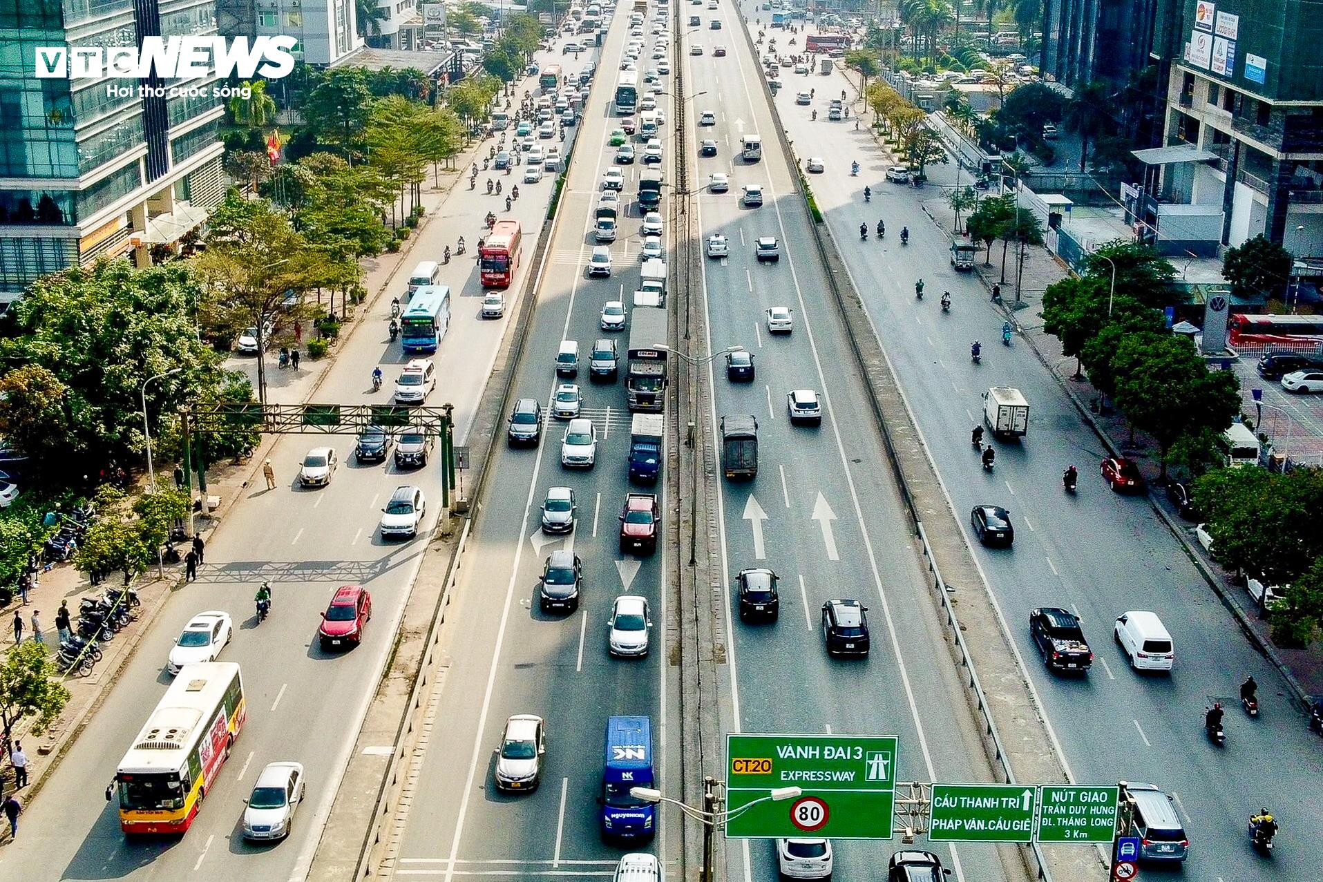 Ô tô đua nhau lấn làn trên đường Vành đai 3, xe cứu thương chật vật tìm lối lên - 2