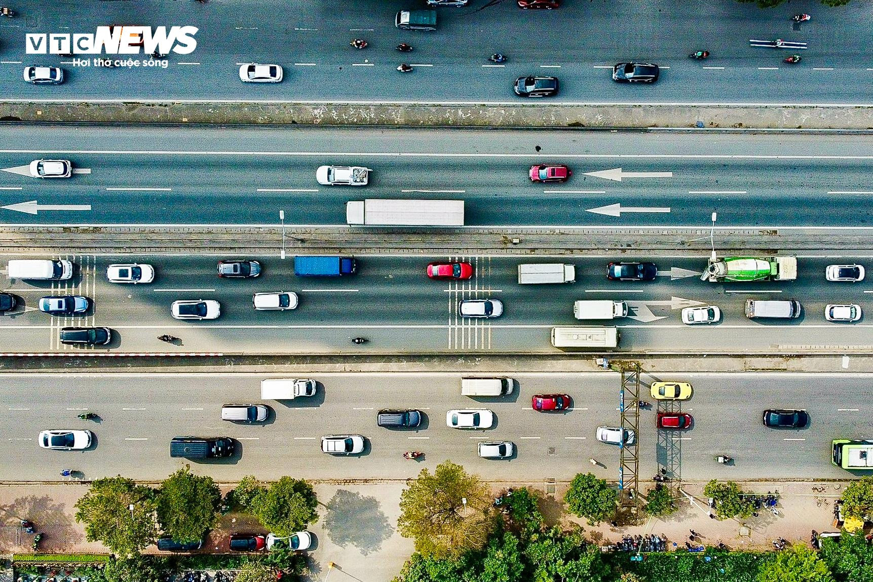 Ô tô đua nhau lấn làn trên đường Vành đai 3, xe cứu thương chật vật tìm lối lên - 4