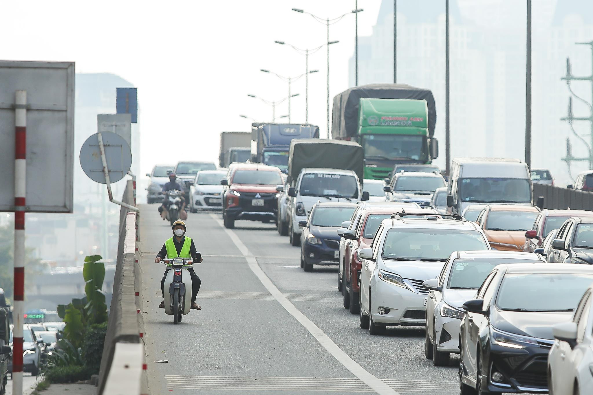 Ô tô đua nhau lấn làn trên đường Vành đai 3, xe cứu thương chật vật tìm lối lên - 7