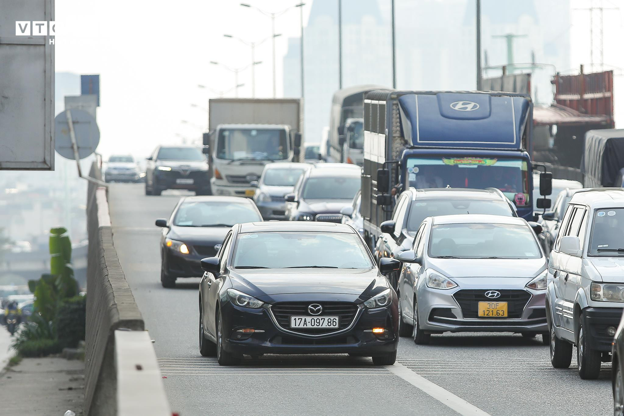 Ô tô đua nhau lấn làn trên đường Vành đai 3, xe cứu thương chật vật tìm lối lên - 5