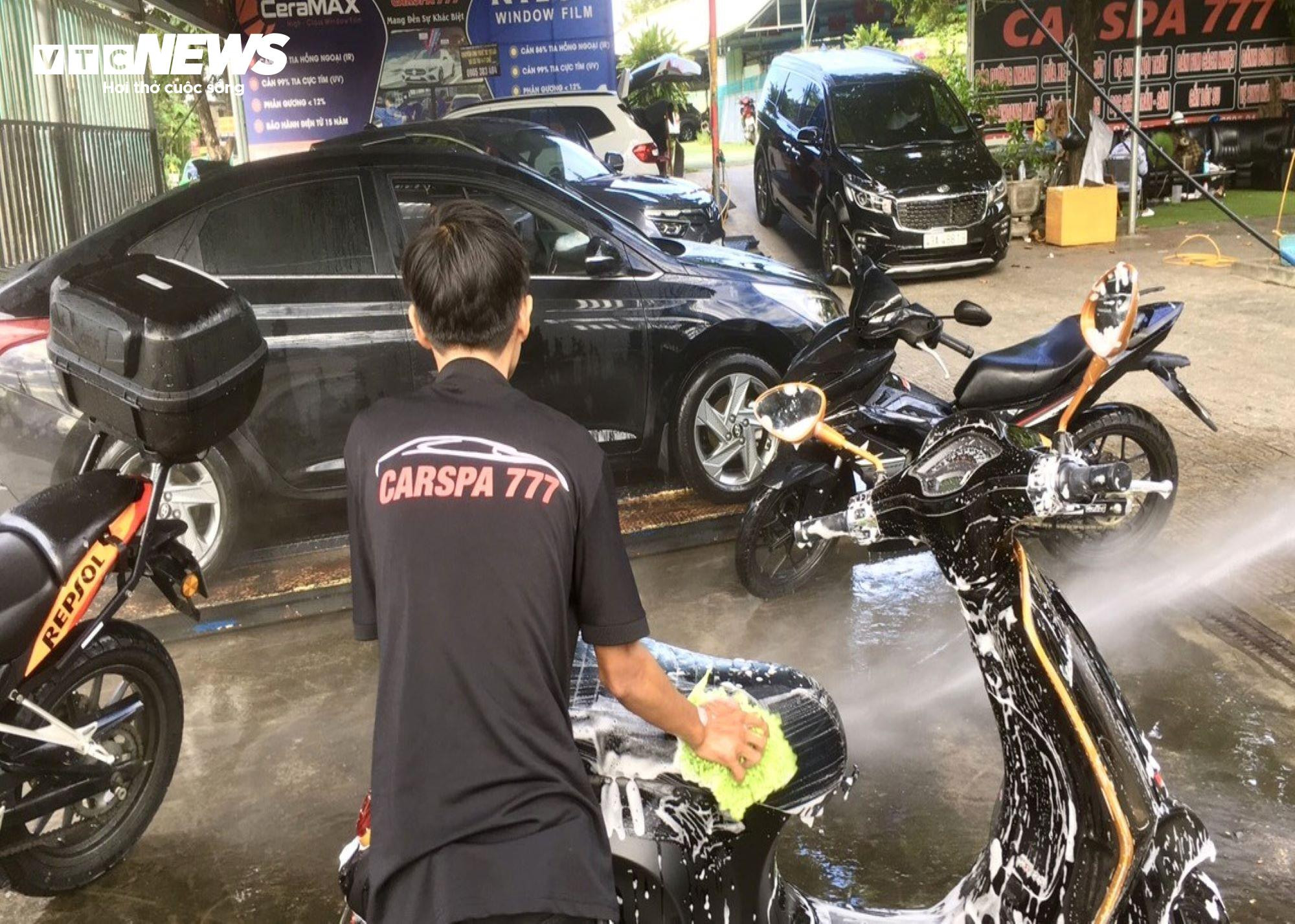 Dịch vụ rửa xe Tết: Làm từ sáng đến tối, các garage thu chục triệu mỗi ngày - 2