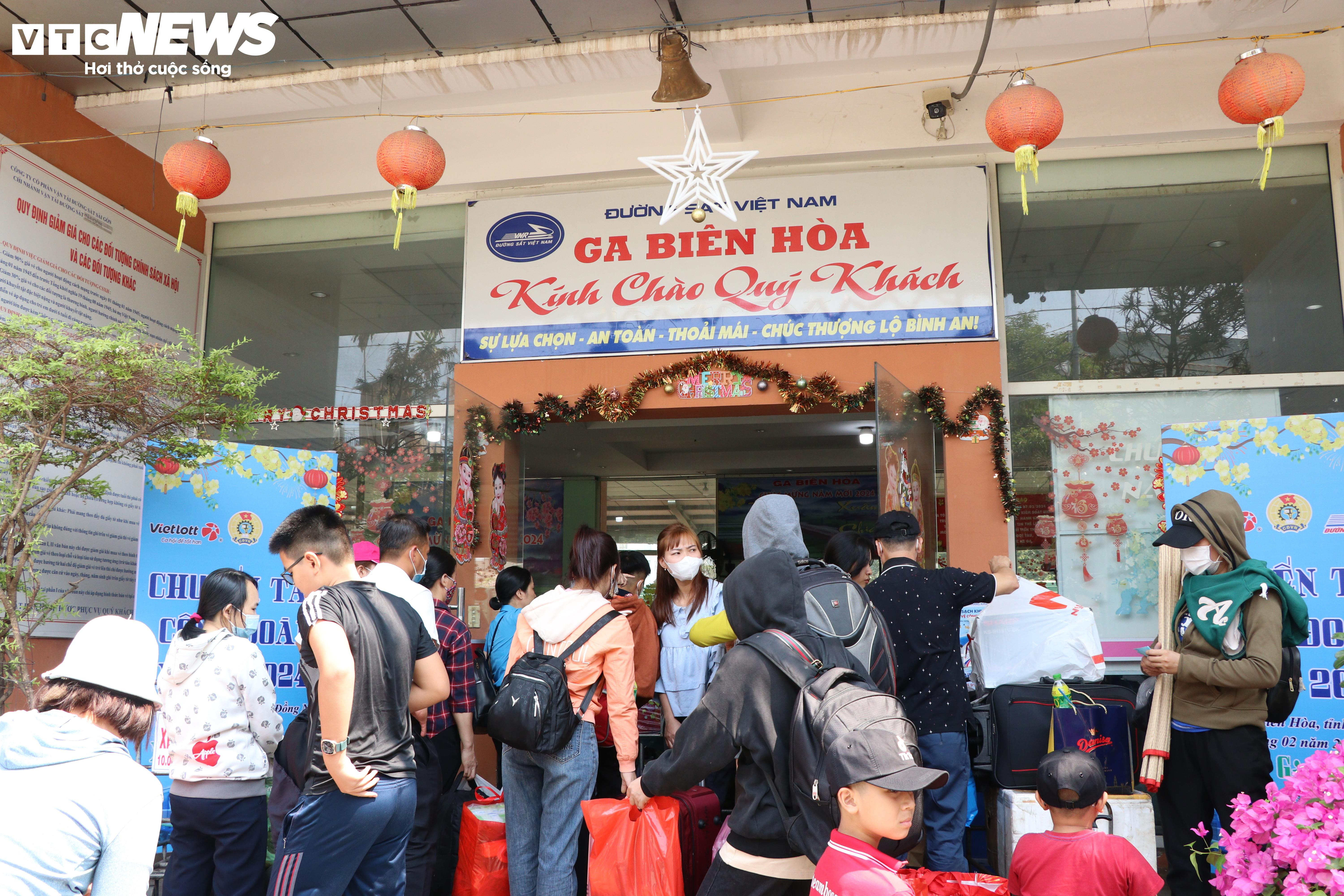 Công nhân rơi nước mắt khi được tặng vé tàu hồi hương sau 23 năm ăn Tết xa quê - 1