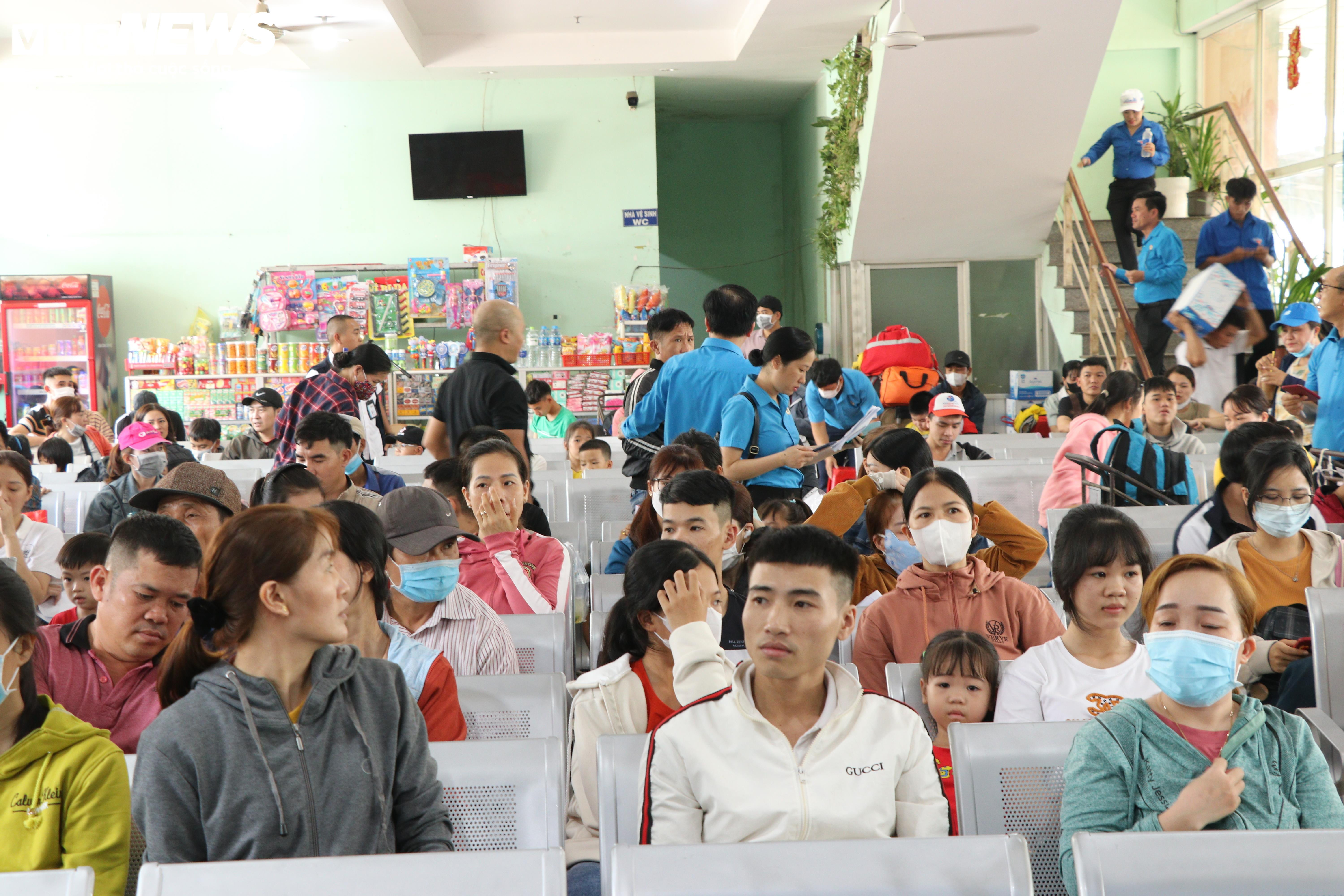 Công nhân rơi nước mắt khi được tặng vé tàu hồi hương sau 23 năm ăn Tết xa quê - 7