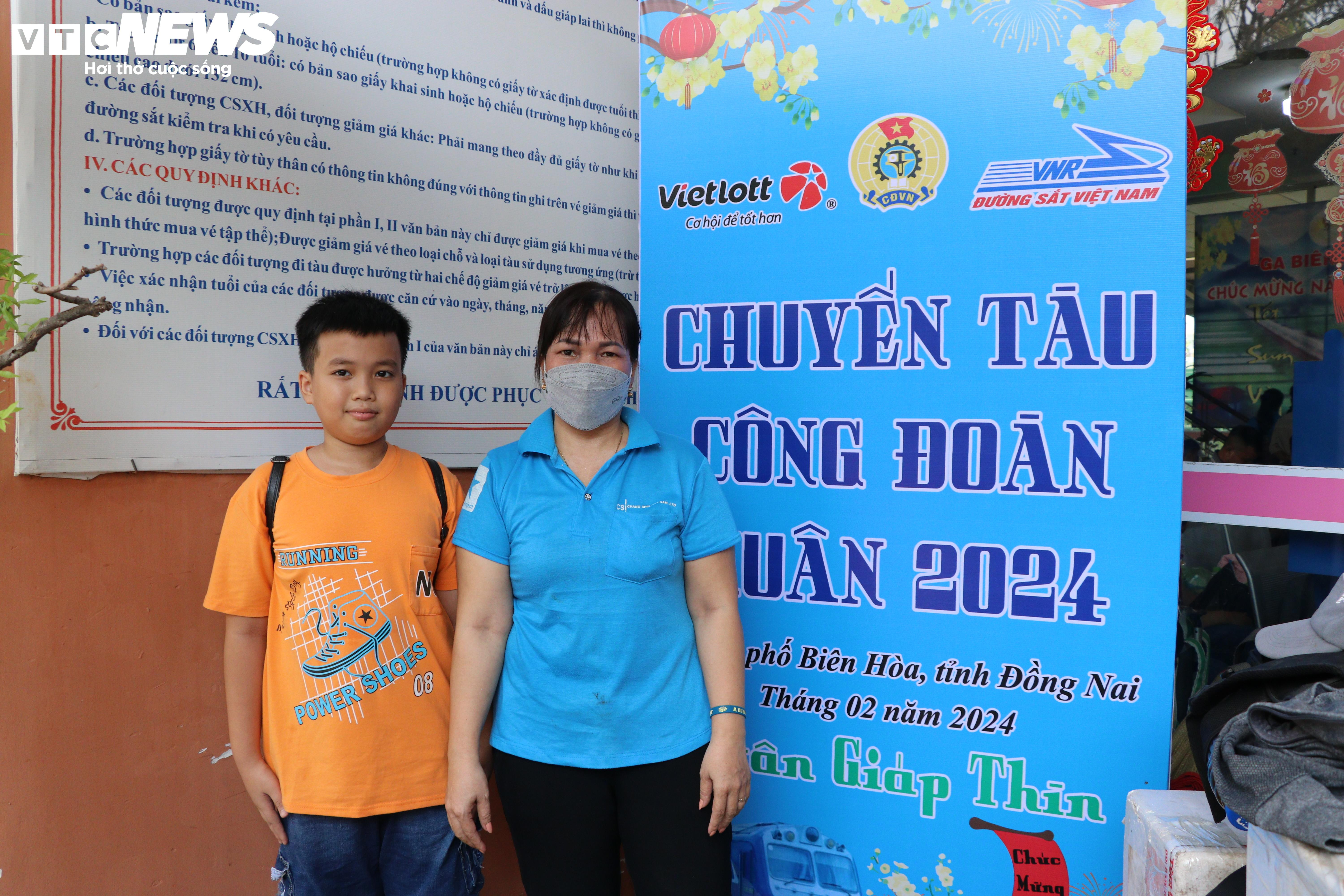 Công nhân rơi nước mắt khi được tặng vé tàu hồi hương sau 23 năm ăn Tết xa quê - 6