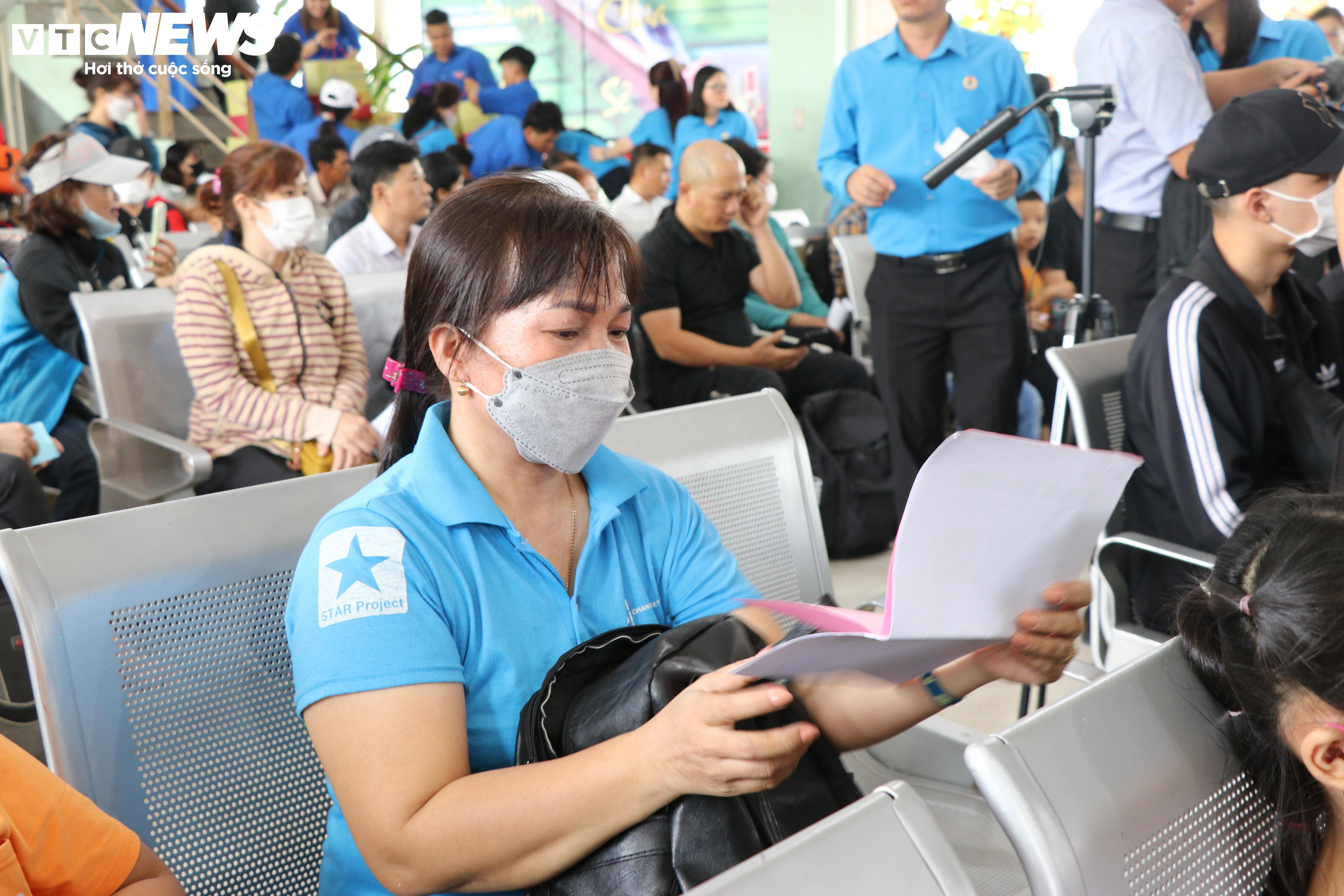 Công nhân rơi nước mắt khi được tặng vé tàu hồi hương sau 23 năm ăn Tết xa quê - 5