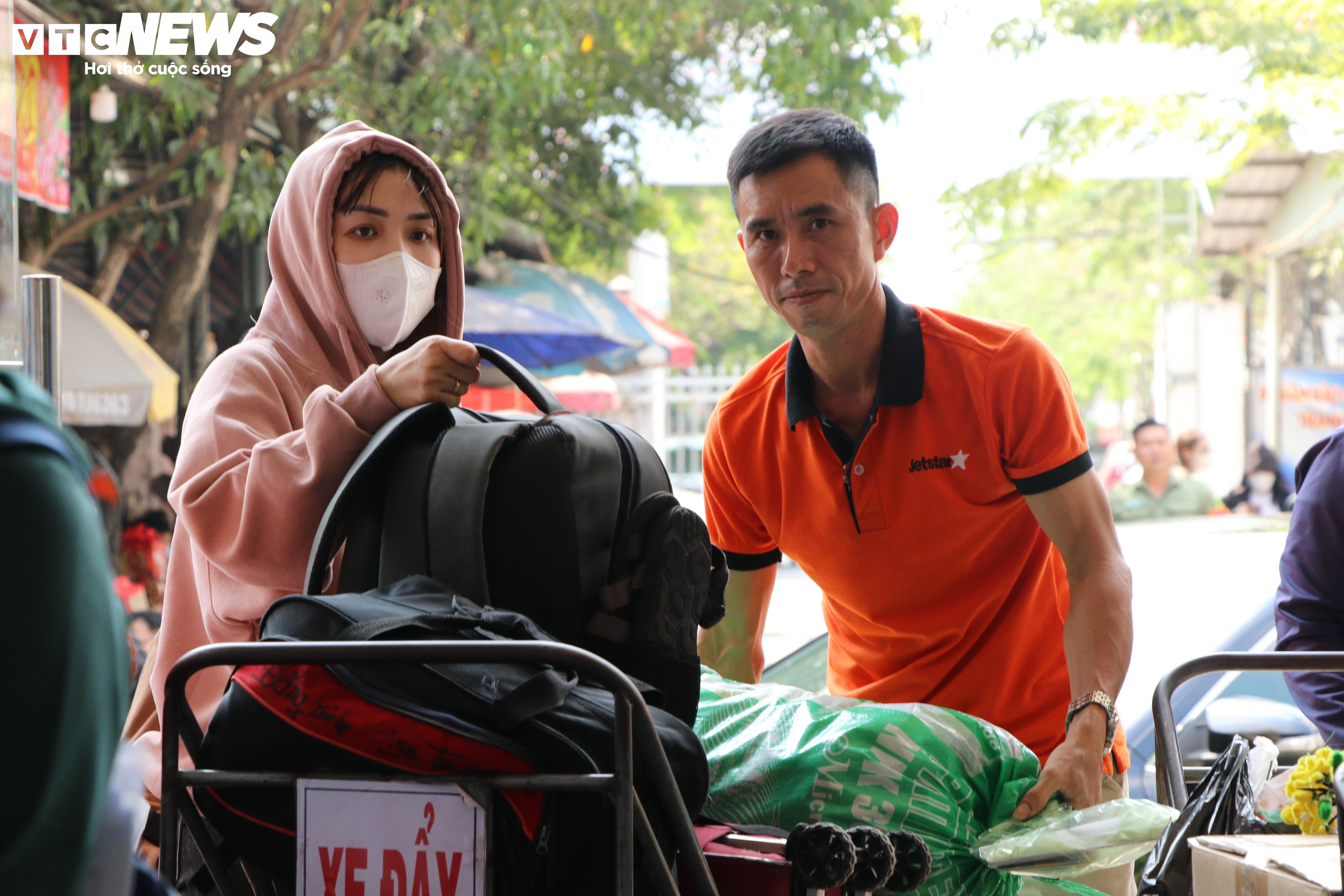 Công nhân rơi nước mắt khi được tặng vé tàu hồi hương sau 23 năm ăn Tết xa quê - 4