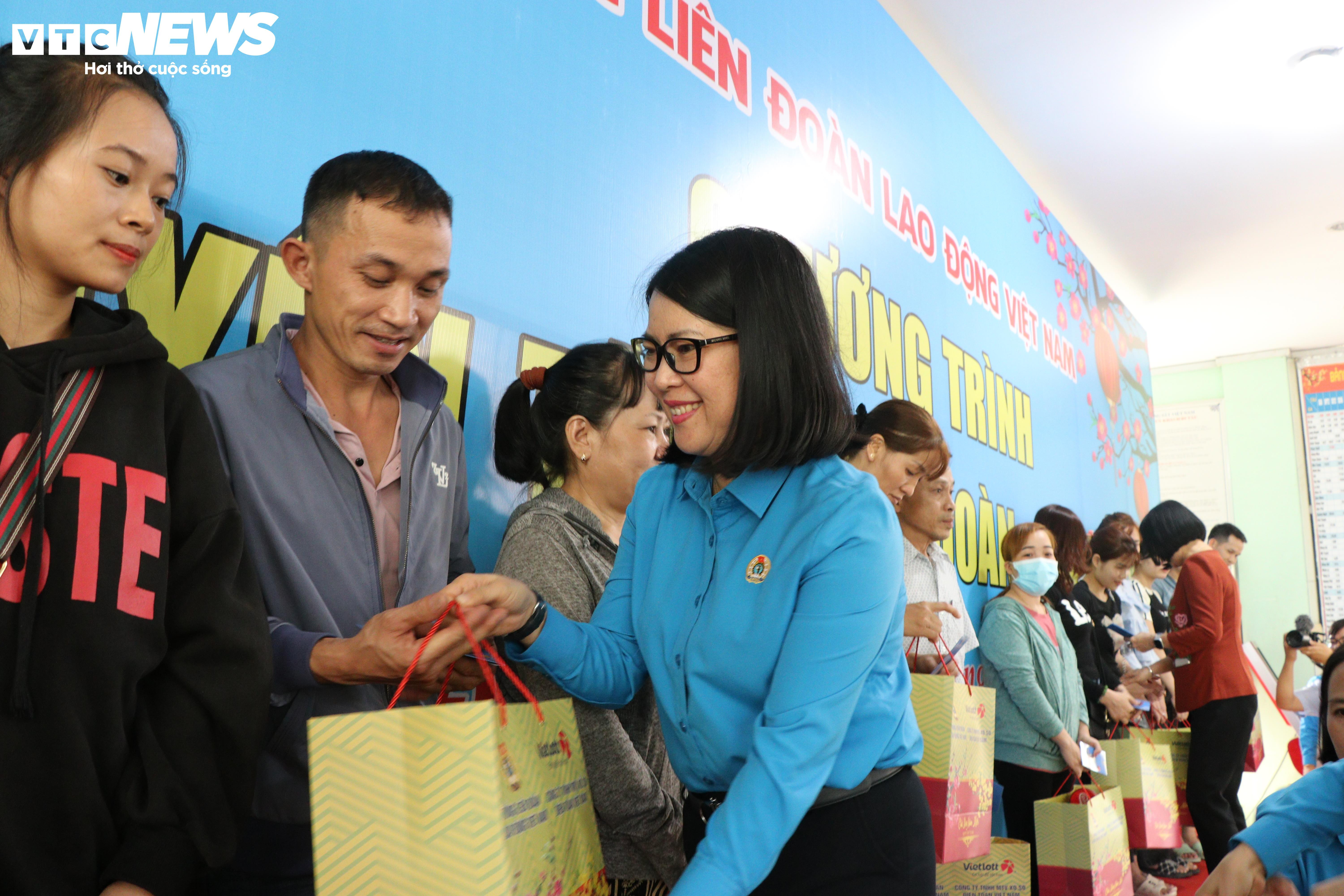 Công nhân rơi nước mắt khi được tặng vé tàu hồi hương sau 23 năm ăn Tết xa quê - 9