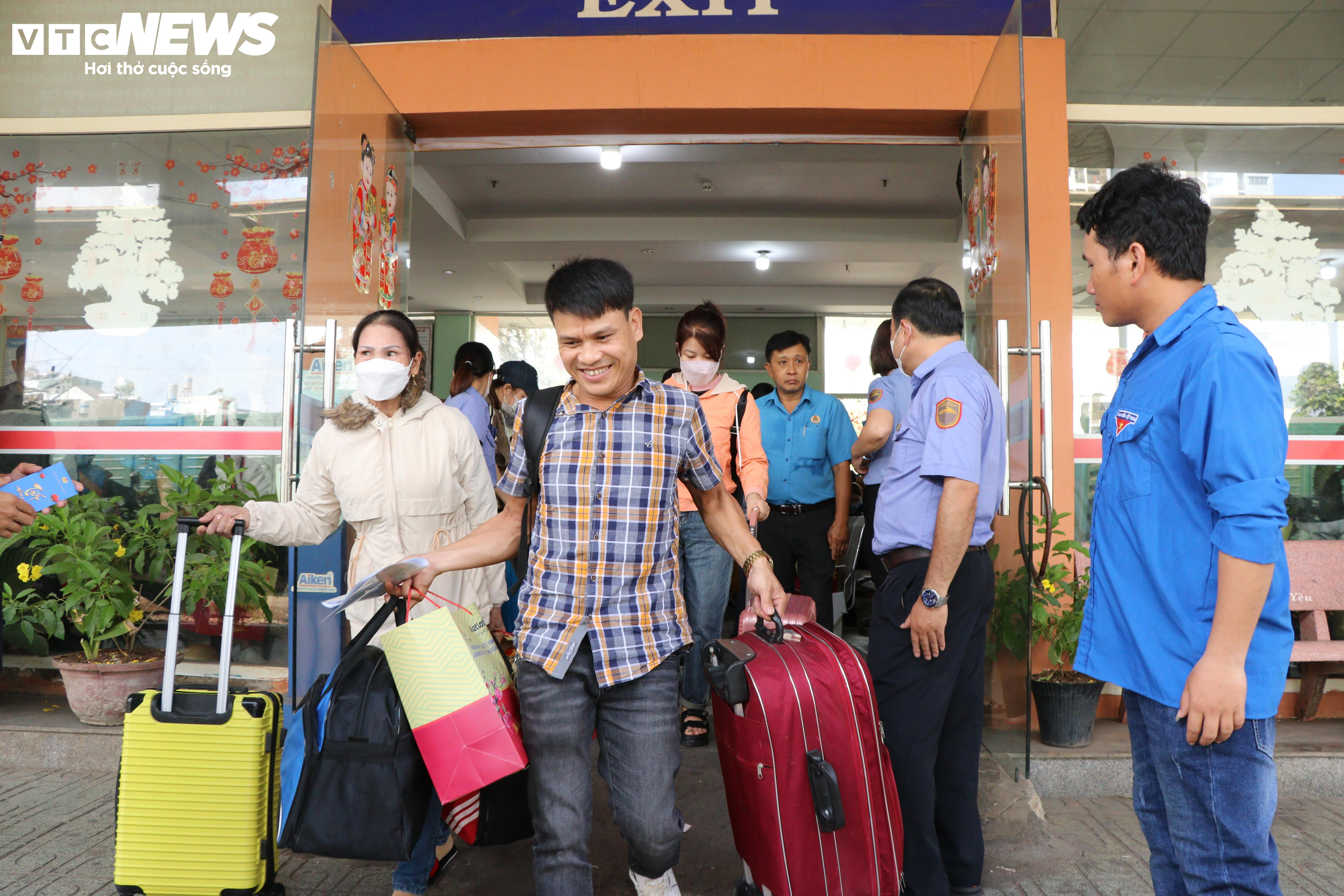 Công nhân rơi nước mắt khi được tặng vé tàu hồi hương sau 23 năm ăn Tết xa quê - 2