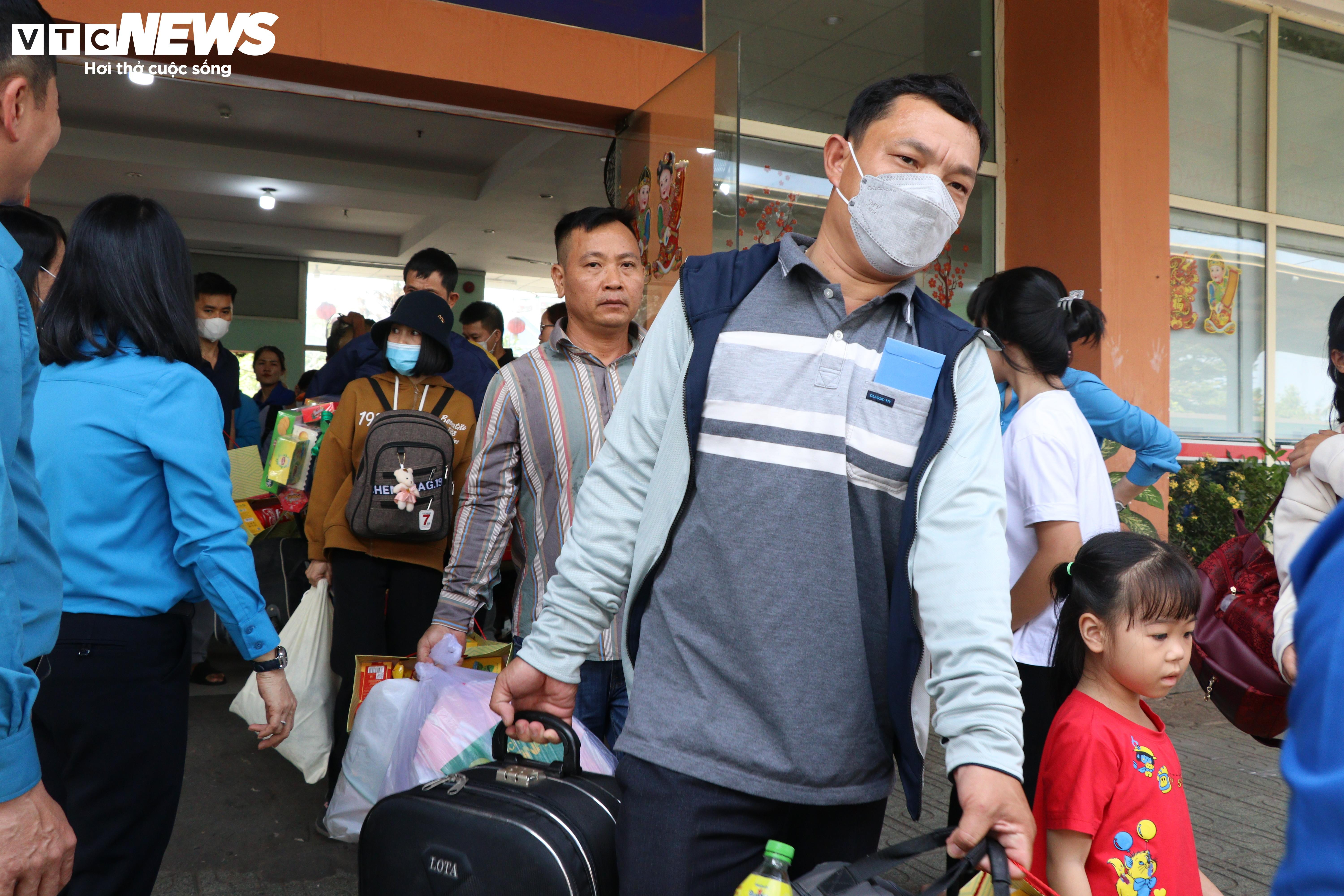 Công nhân rơi nước mắt khi được tặng vé tàu hồi hương sau 23 năm ăn Tết xa quê - 3