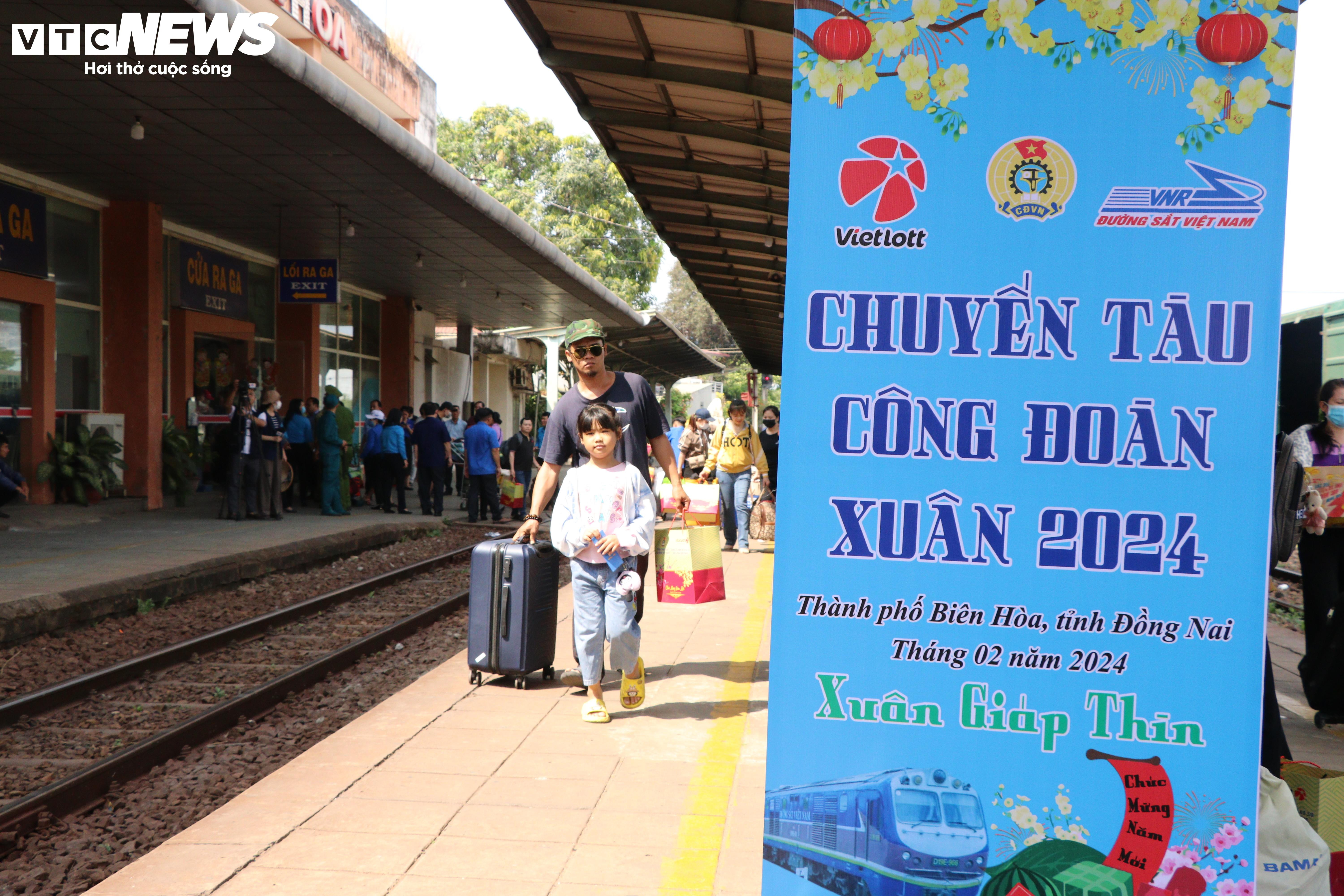 Công nhân rơi nước mắt khi được tặng vé tàu hồi hương sau 23 năm ăn Tết xa quê - 10