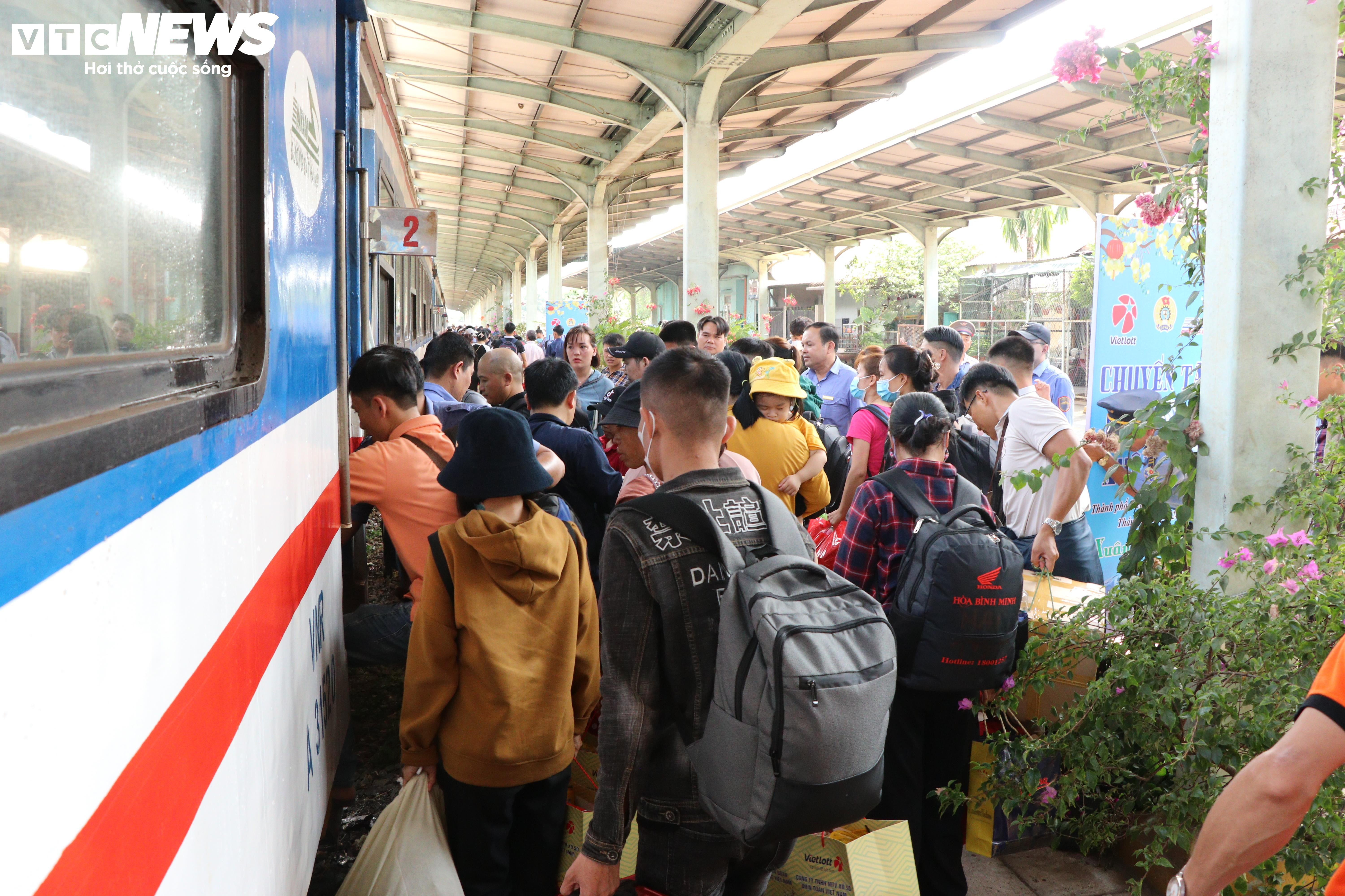 Công nhân rơi nước mắt khi được tặng vé tàu hồi hương sau 23 năm ăn Tết xa quê - 11