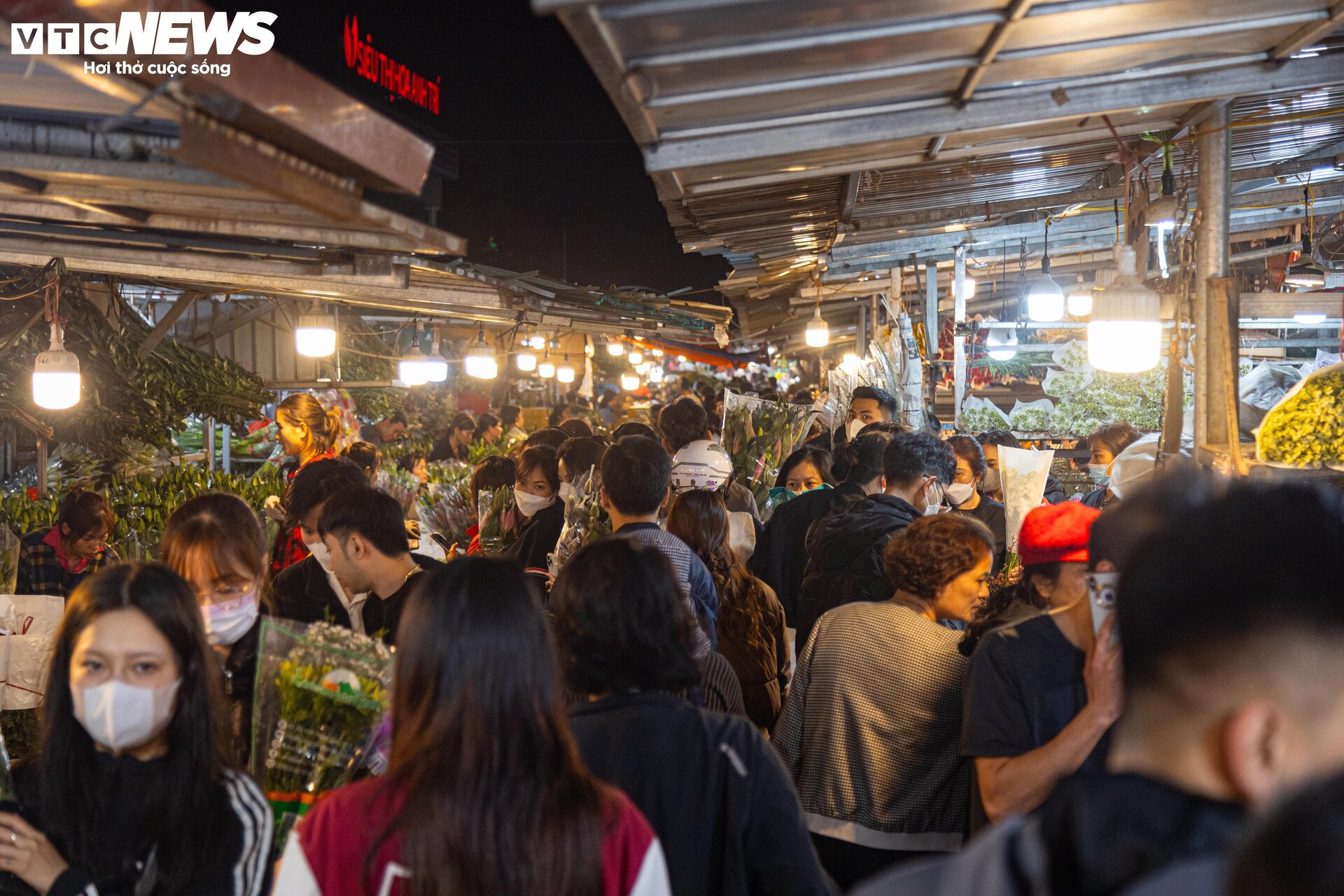 Chợ hoa Hà Nội đông nghẹt ngày giáp Tết, tấp nập mua bán suốt đêm - 18