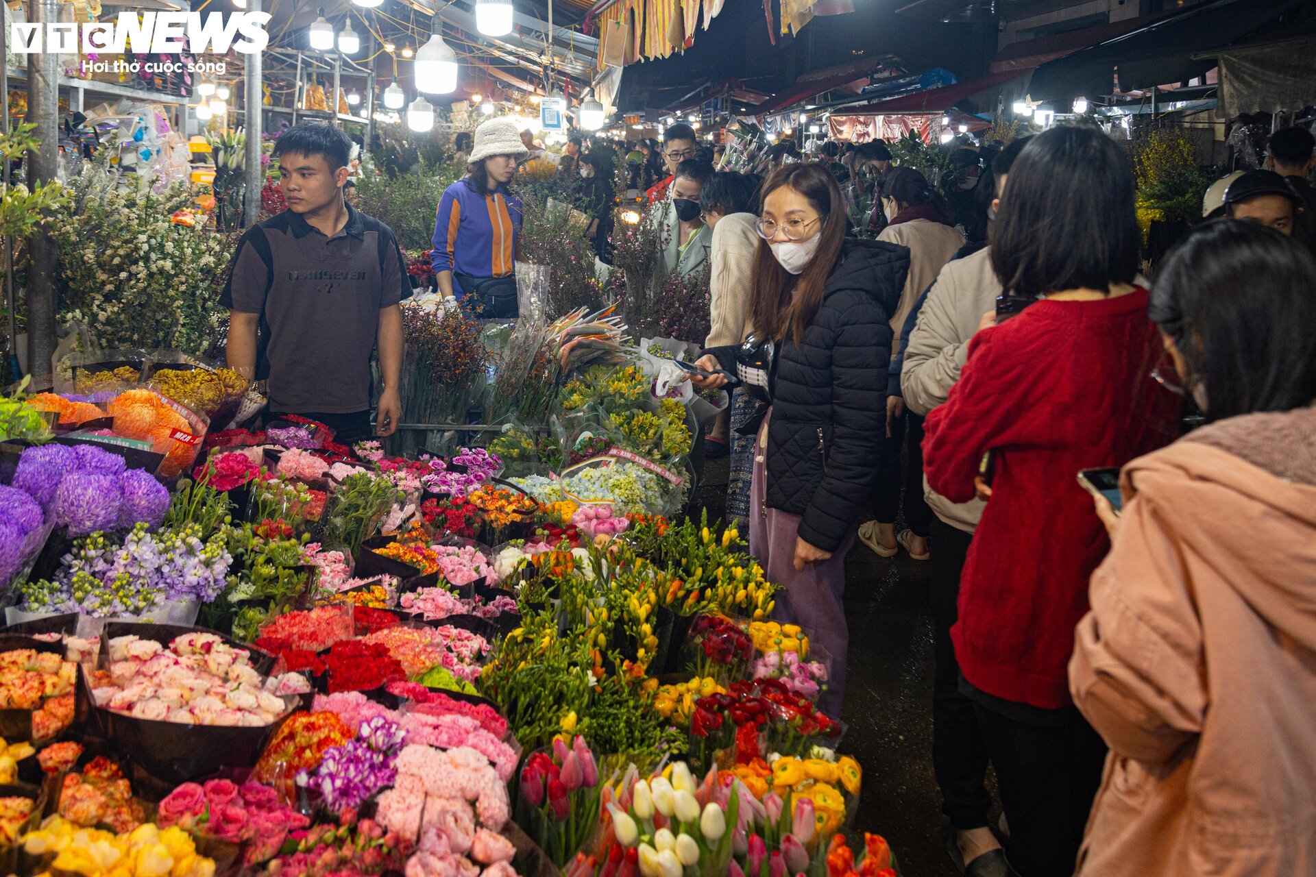 Chợ hoa Hà Nội đông nghẹt ngày giáp Tết, tấp nập mua bán suốt đêm - 12