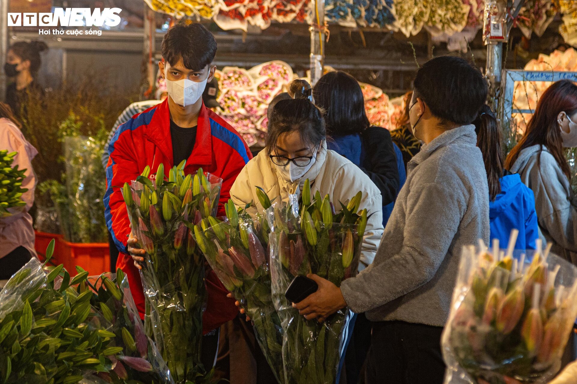 Chợ hoa Hà Nội đông nghẹt ngày giáp Tết, tấp nập mua bán suốt đêm - 5