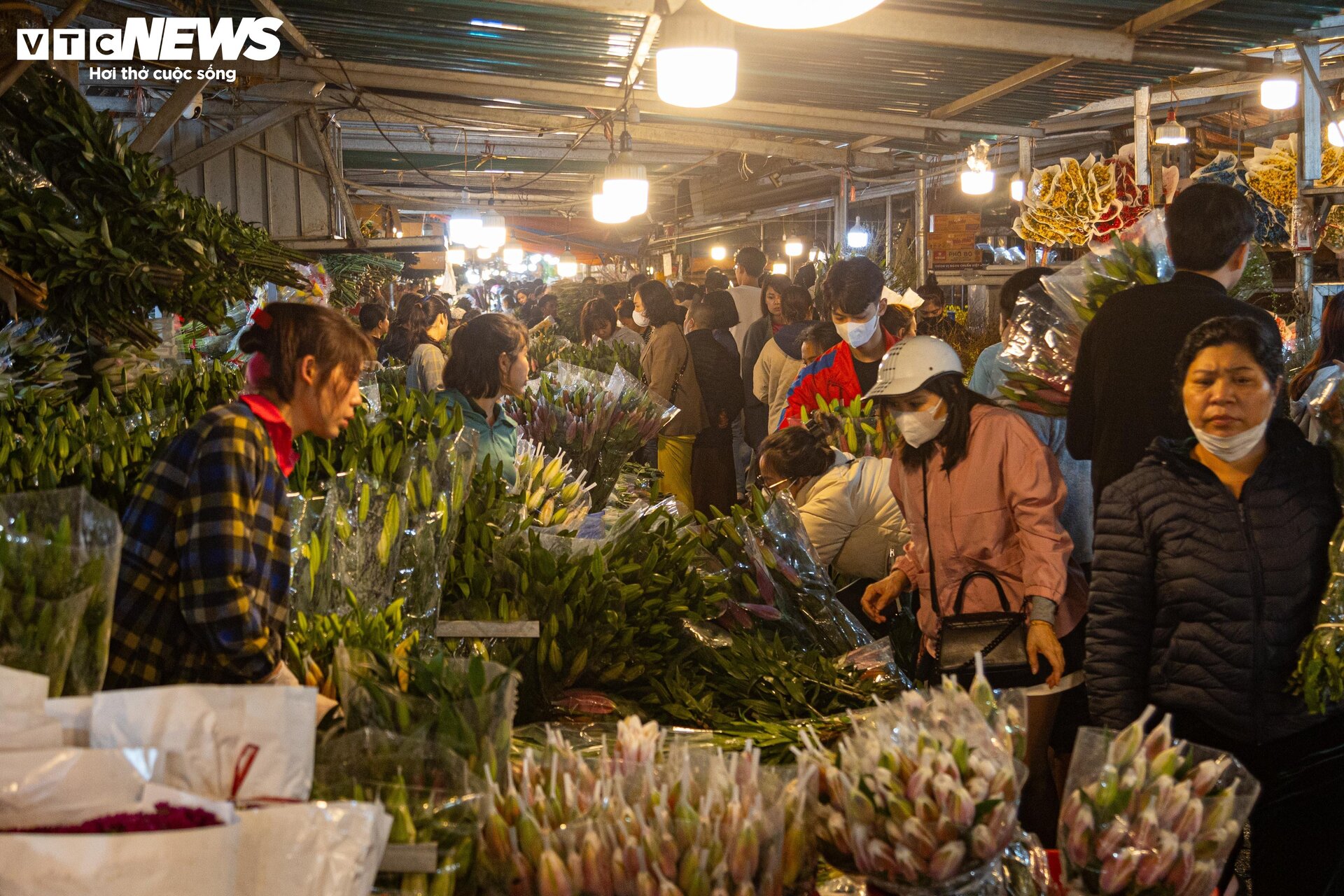Chợ hoa Hà Nội đông nghẹt ngày giáp Tết, tấp nập mua bán suốt đêm - 4