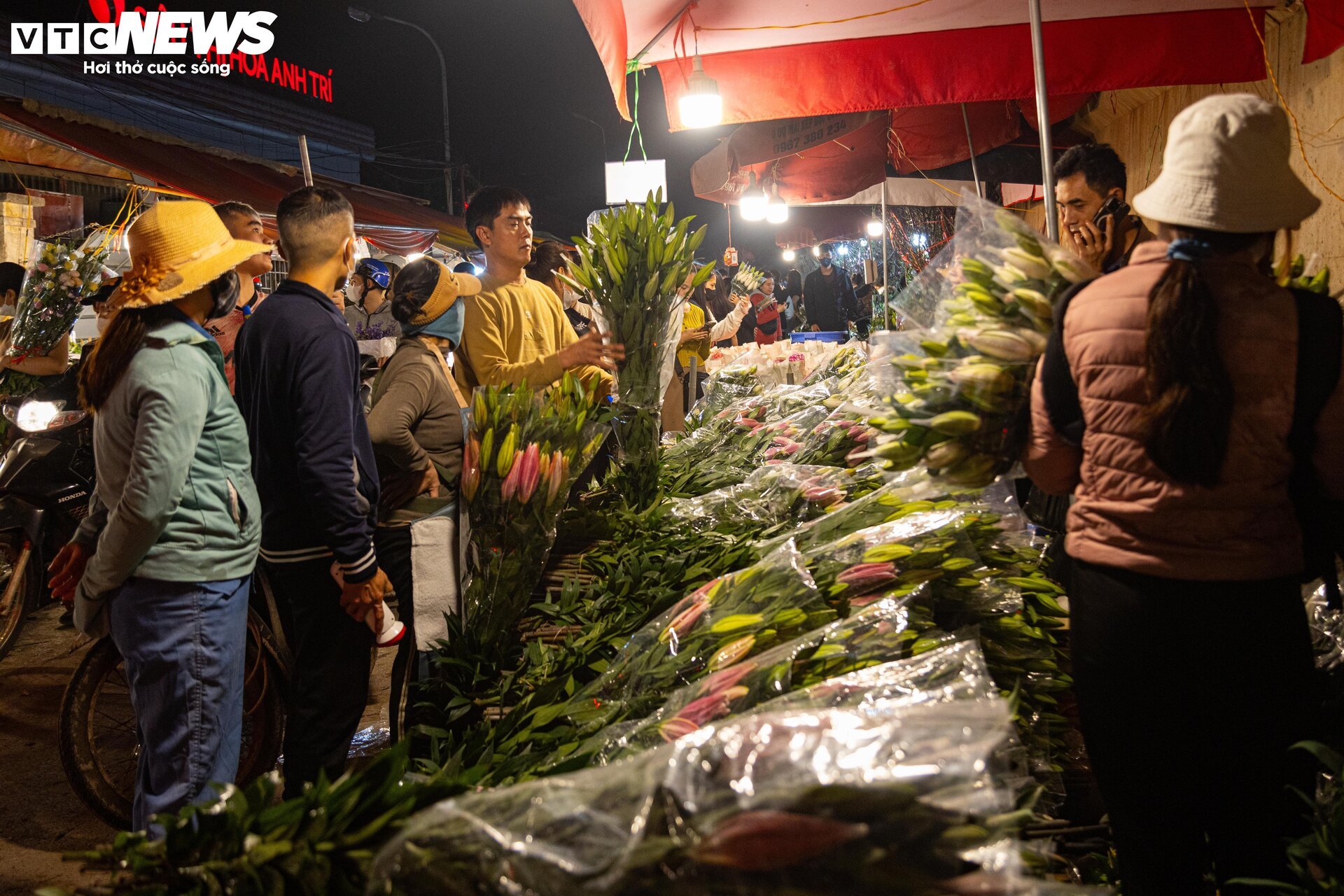 Chợ hoa Hà Nội đông nghẹt ngày giáp Tết, tấp nập mua bán suốt đêm - 3