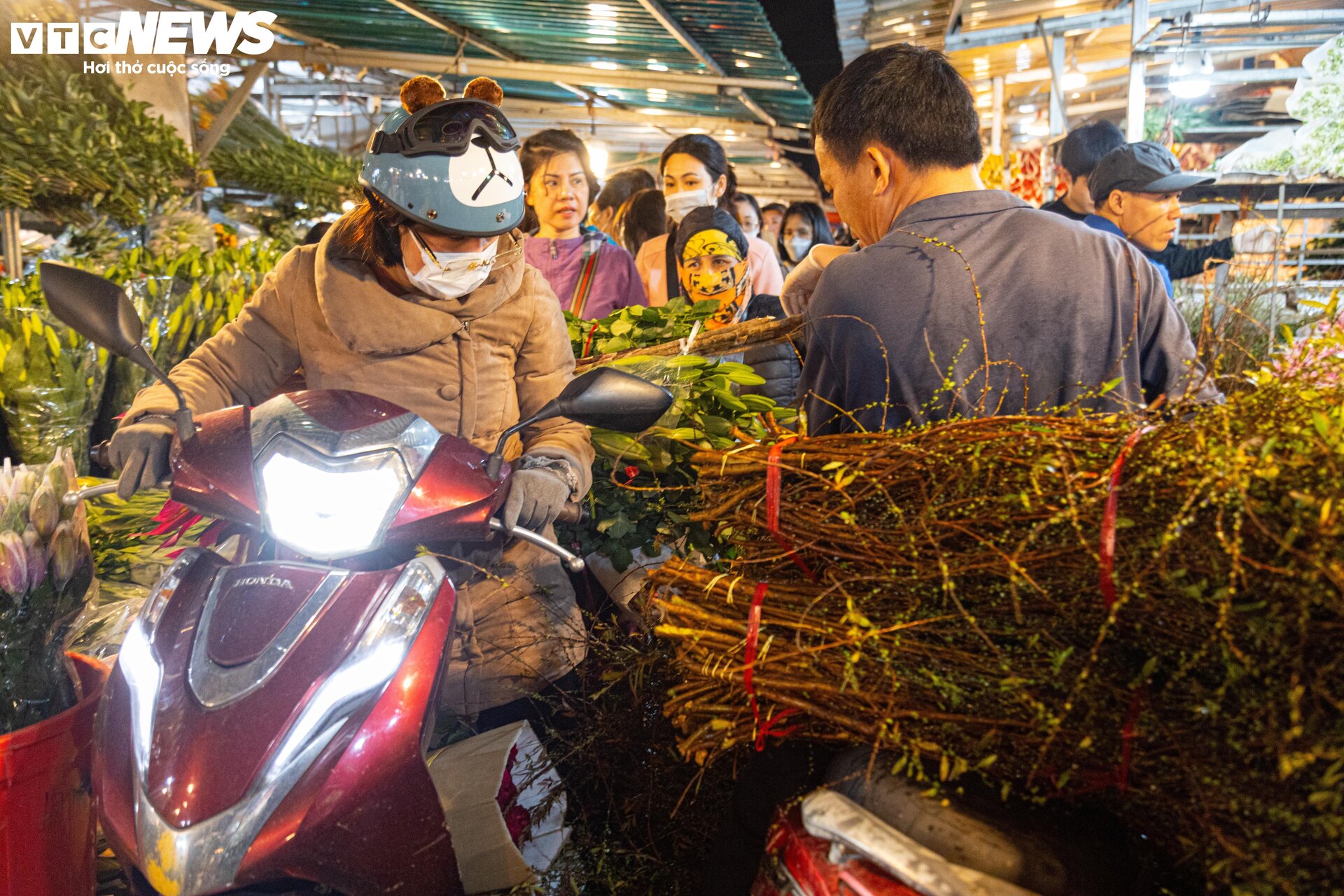 Chợ hoa Hà Nội đông nghẹt ngày giáp Tết, tấp nập mua bán suốt đêm - 17
