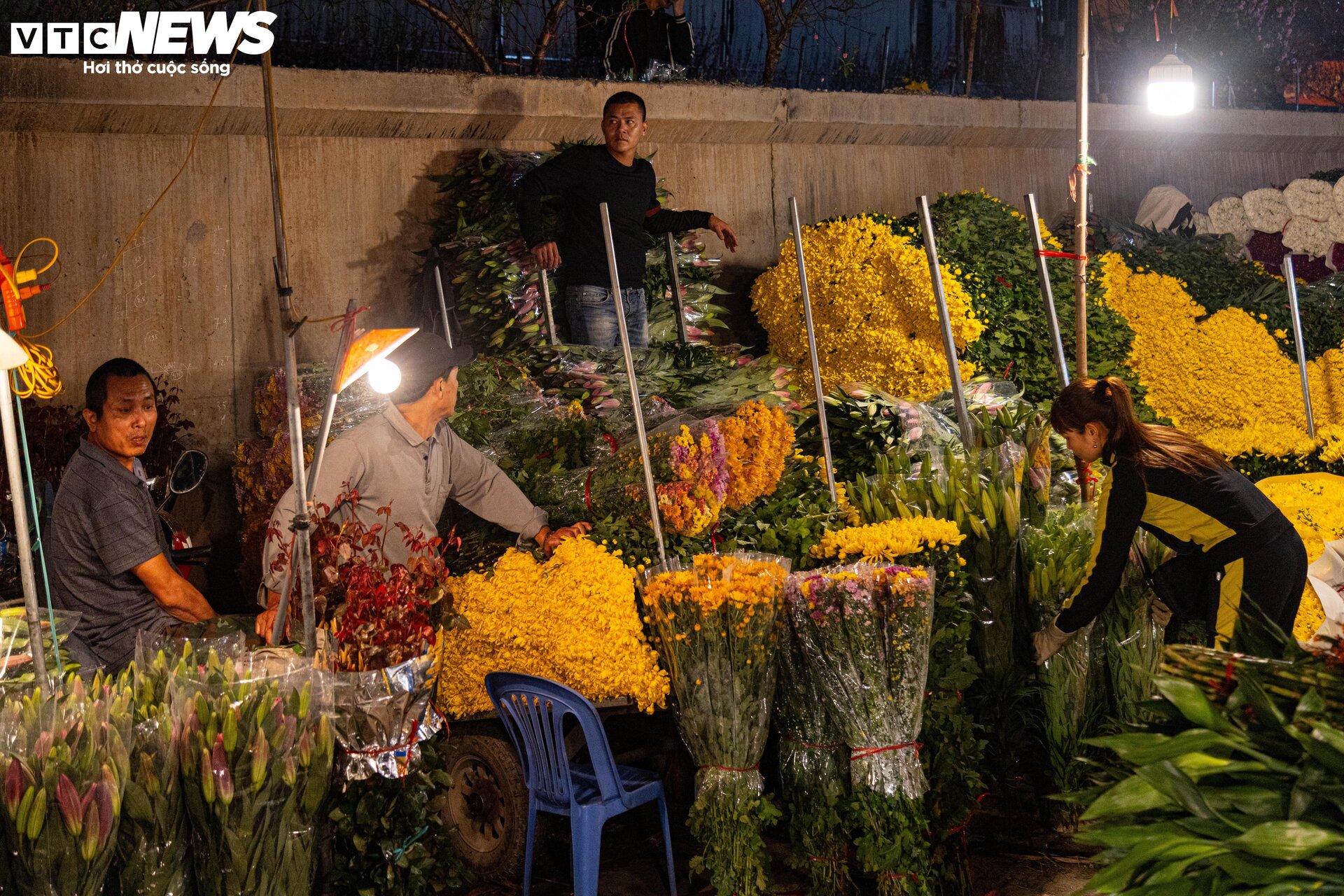 Chợ hoa Hà Nội đông nghẹt ngày giáp Tết, tấp nập mua bán suốt đêm - 9