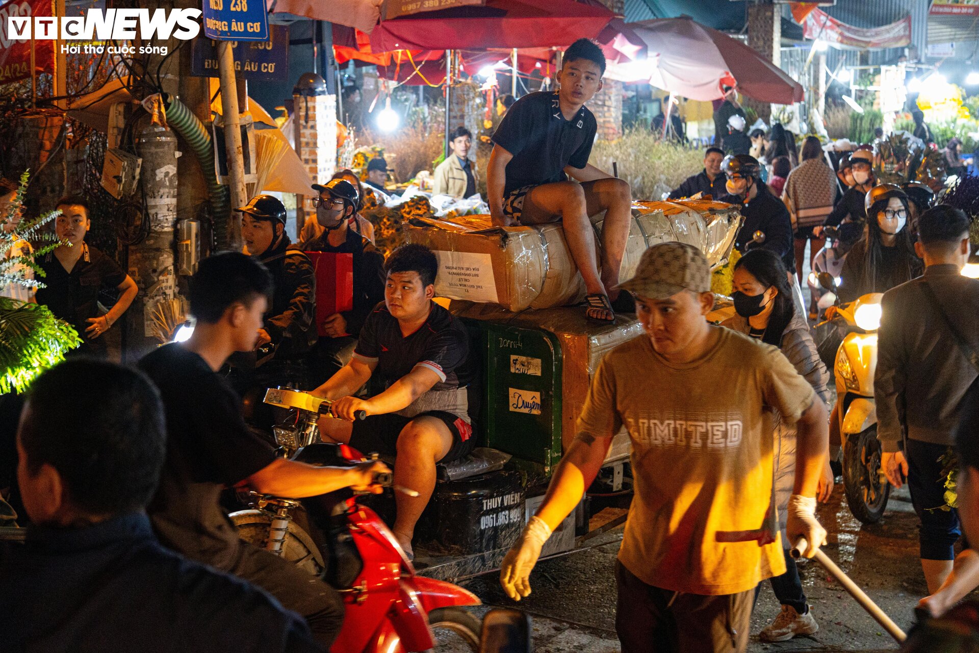 Chợ hoa Hà Nội đông nghẹt ngày giáp Tết, tấp nập mua bán suốt đêm - 16