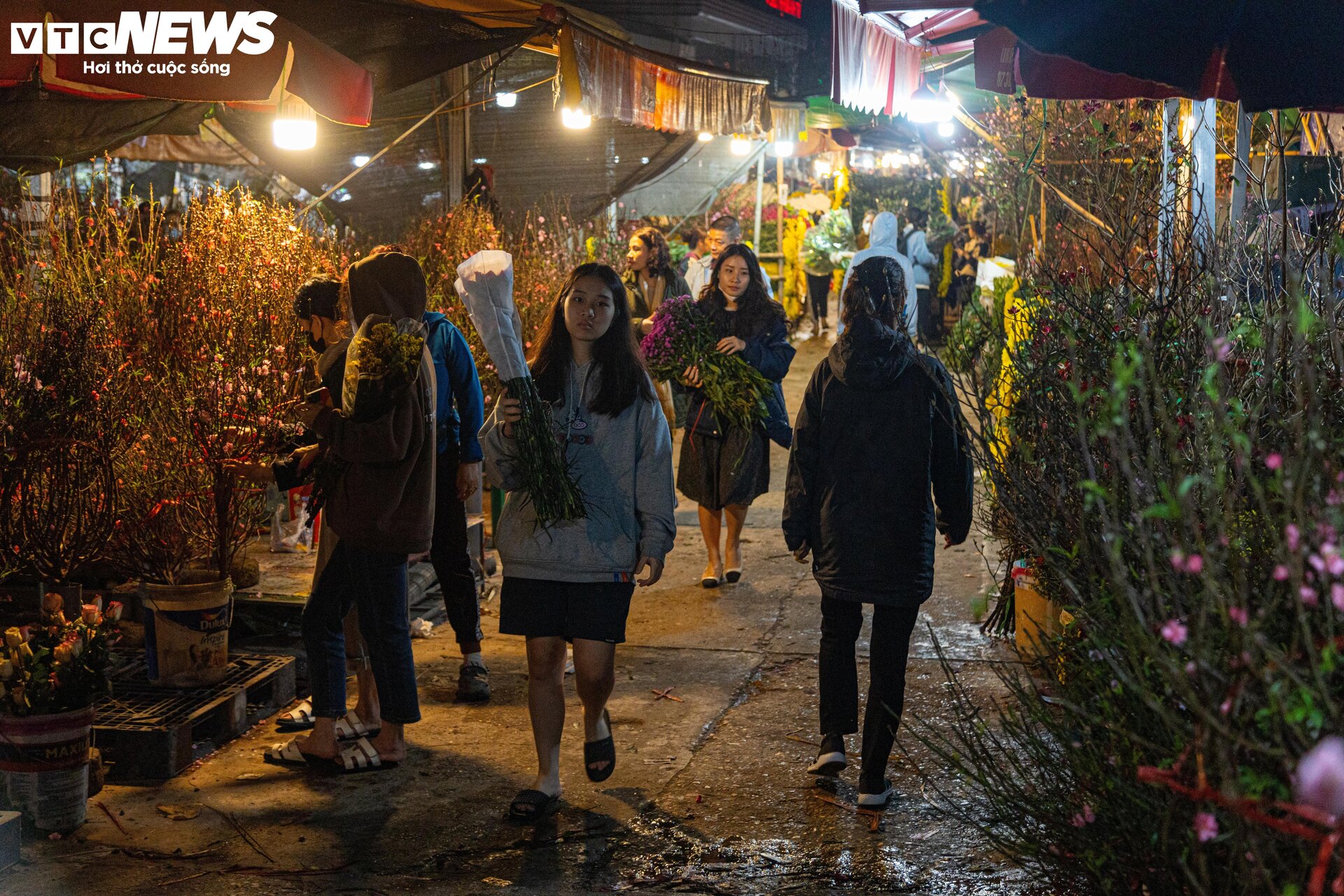 Chợ hoa Hà Nội đông nghẹt ngày giáp Tết, tấp nập mua bán suốt đêm - 20