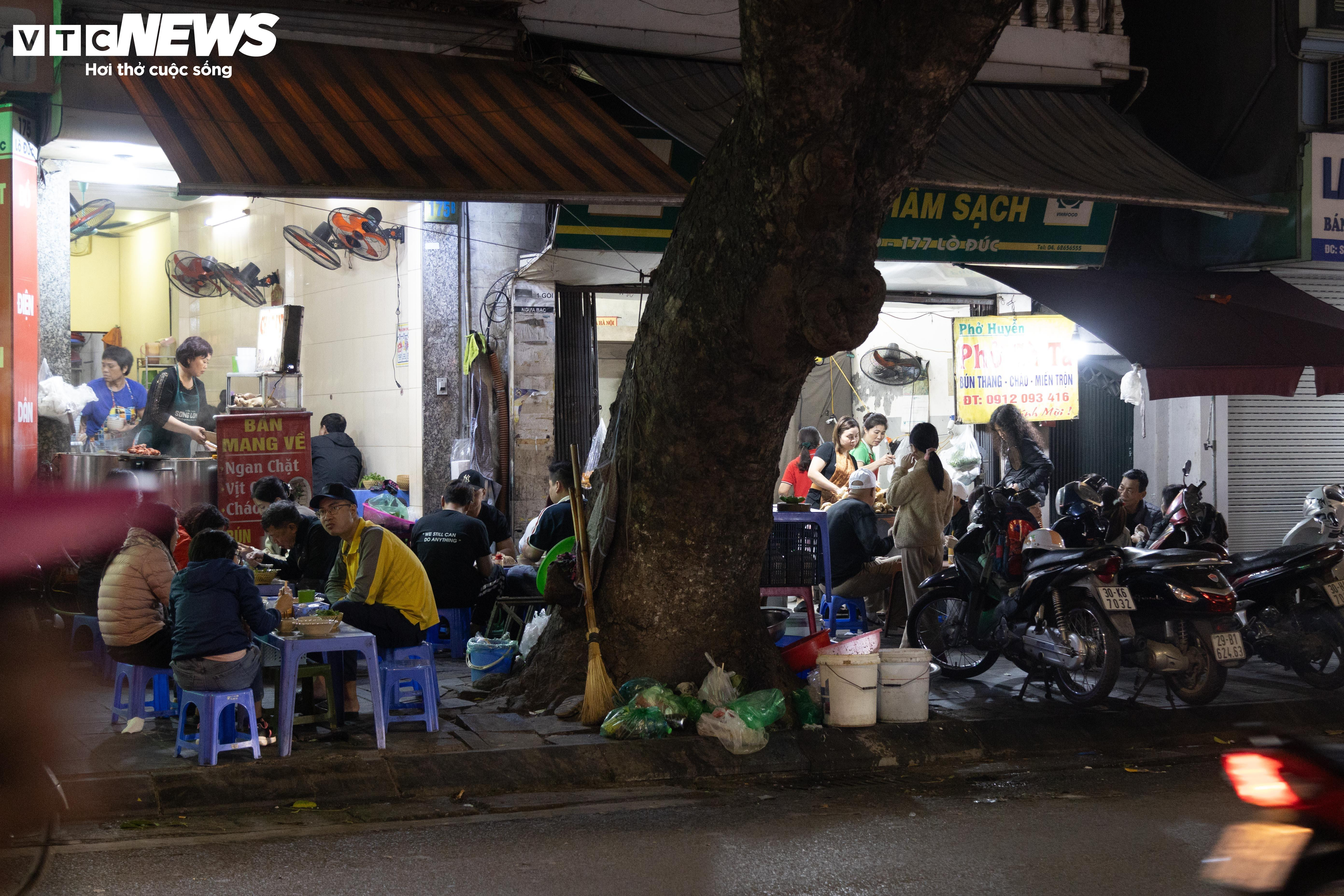 Hà Nội: Khách tụ tập chia tay năm Quý Mão, quán ăn chật như nêm - 5