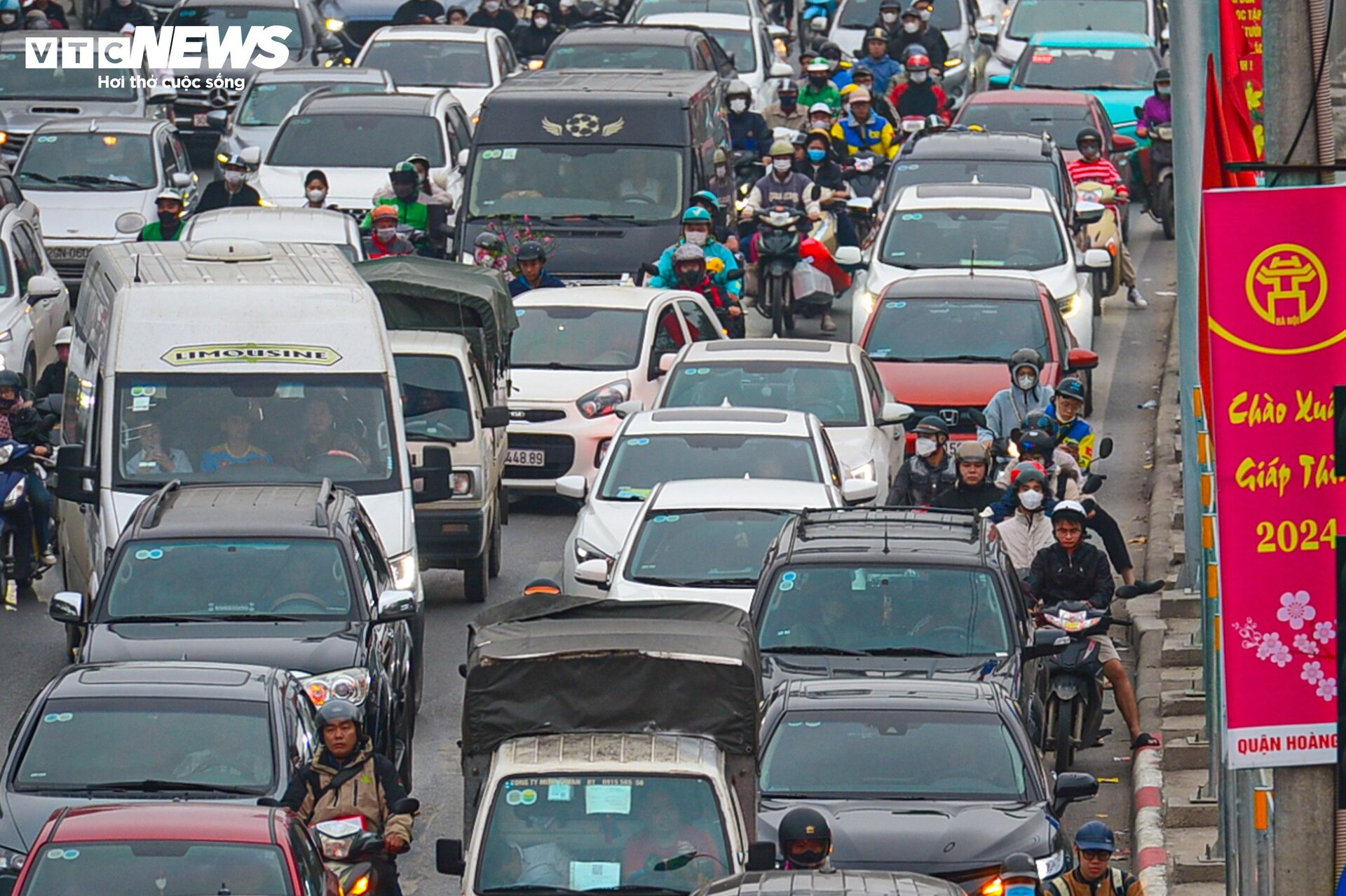 Chiều 27 Tết, cửa ngõ Hà Nội ùn tắc kéo dài - 7