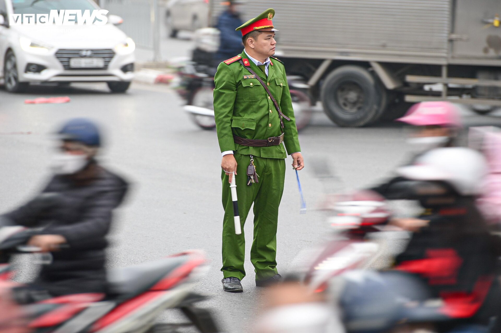 Chiều 27 Tết, cửa ngõ Hà Nội ùn tắc kéo dài - 8