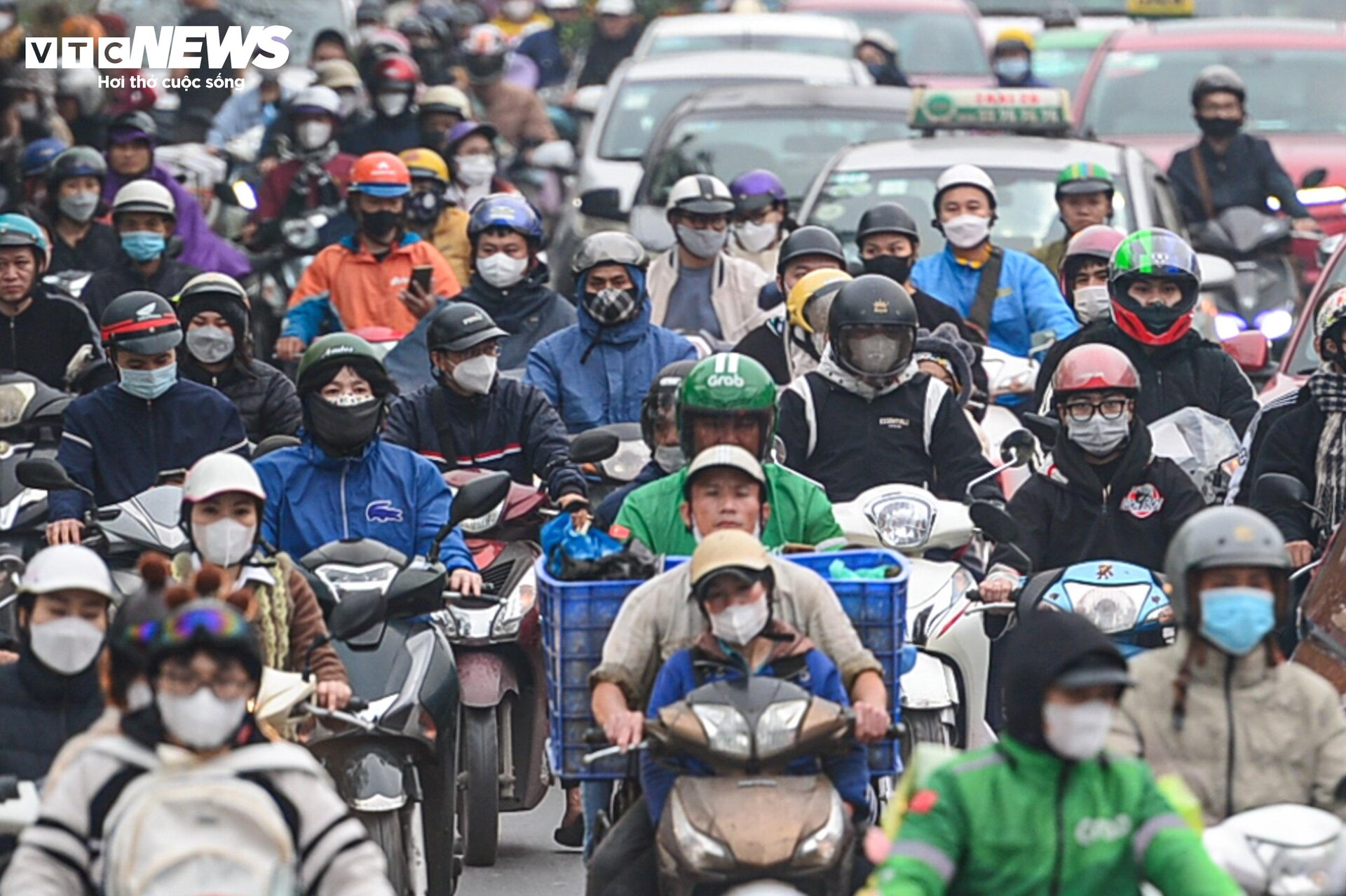 Chiều 27 Tết, cửa ngõ Hà Nội ùn tắc kéo dài - 9