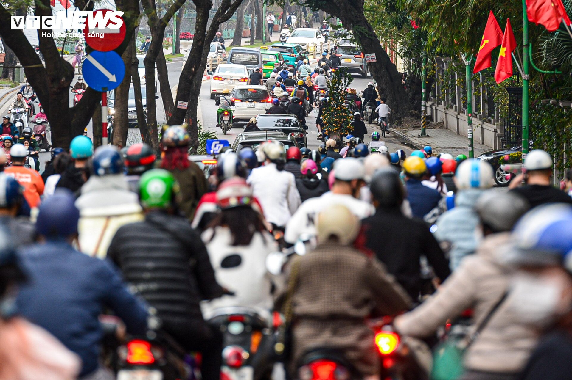 Chiều 27 Tết, cửa ngõ Hà Nội ùn tắc kéo dài - 12