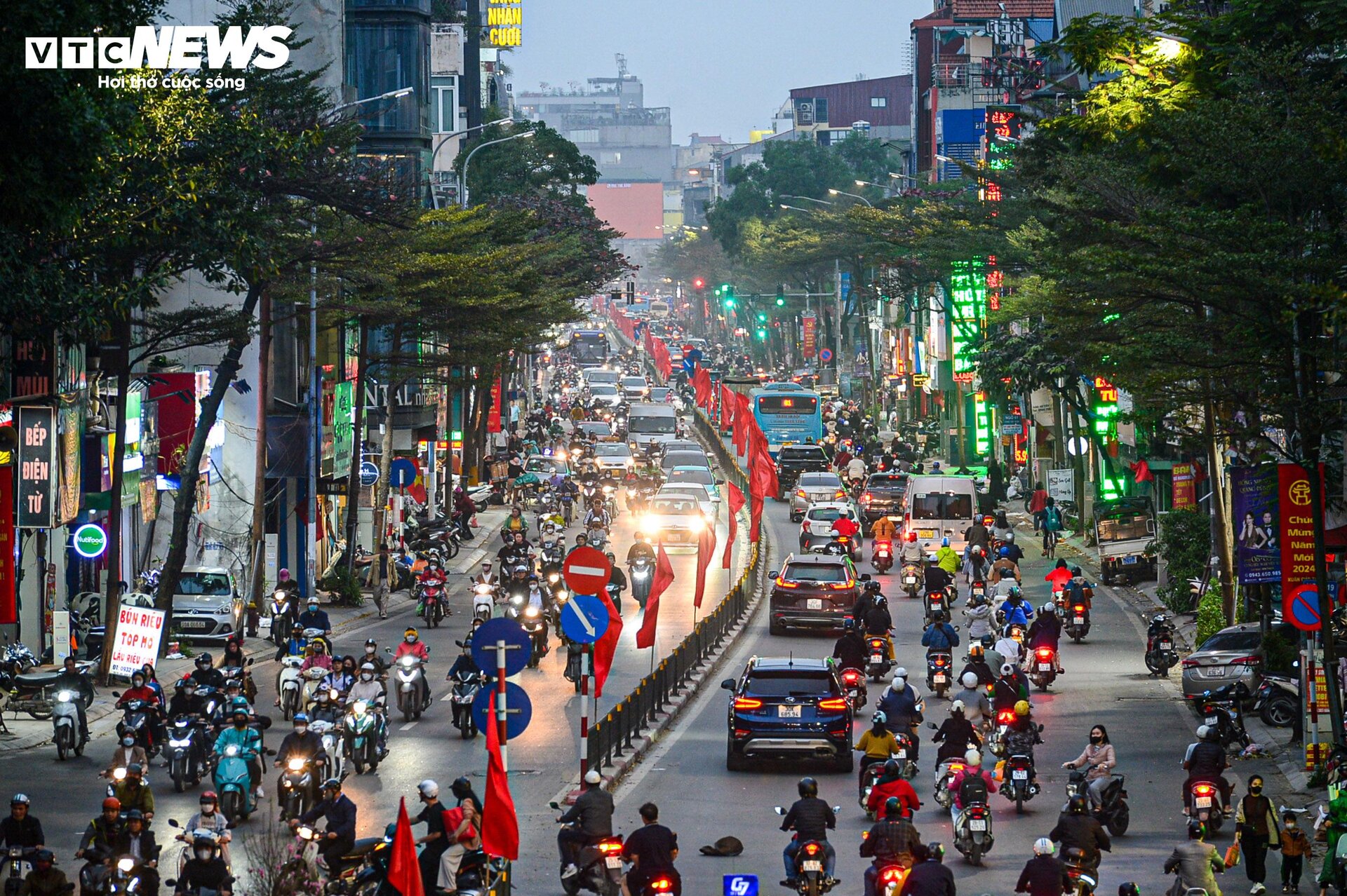 Chiều 27 Tết, cửa ngõ Hà Nội ùn tắc kéo dài - 13
