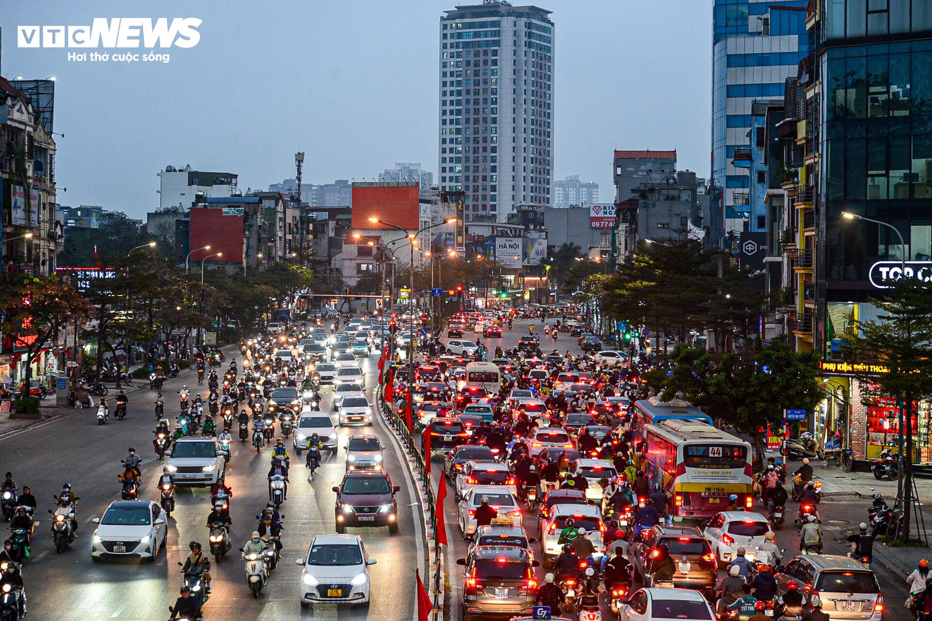 Chiều 27 Tết, cửa ngõ Hà Nội ùn tắc kéo dài - 14