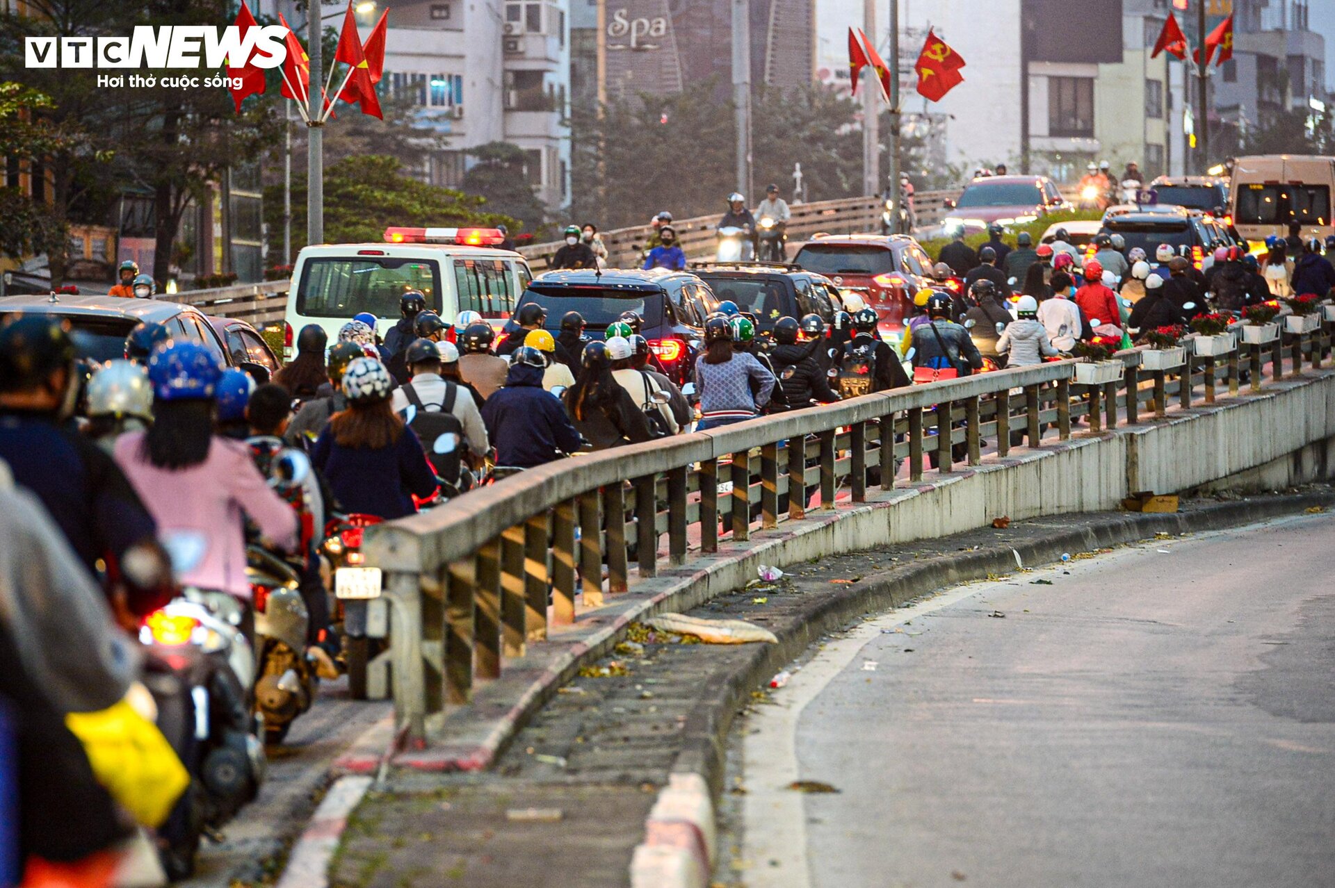 Chiều 27 Tết, cửa ngõ Hà Nội ùn tắc kéo dài - 15