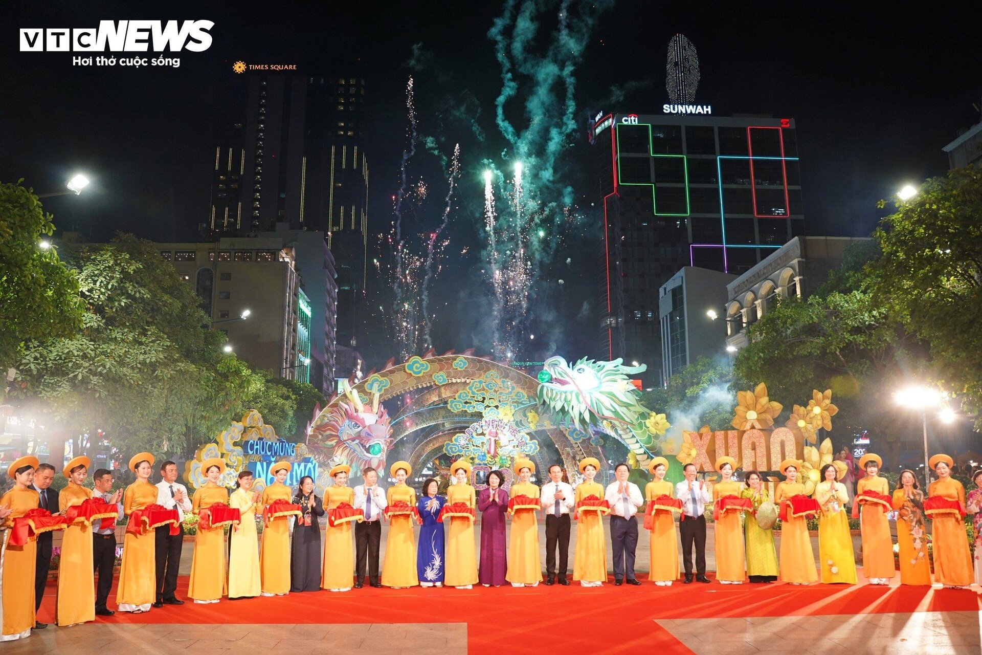  'Đôi rồng chầu sen' rực rỡ lên đèn trong đêm khai mạc đường hoa Nguyễn Huệ - 1
