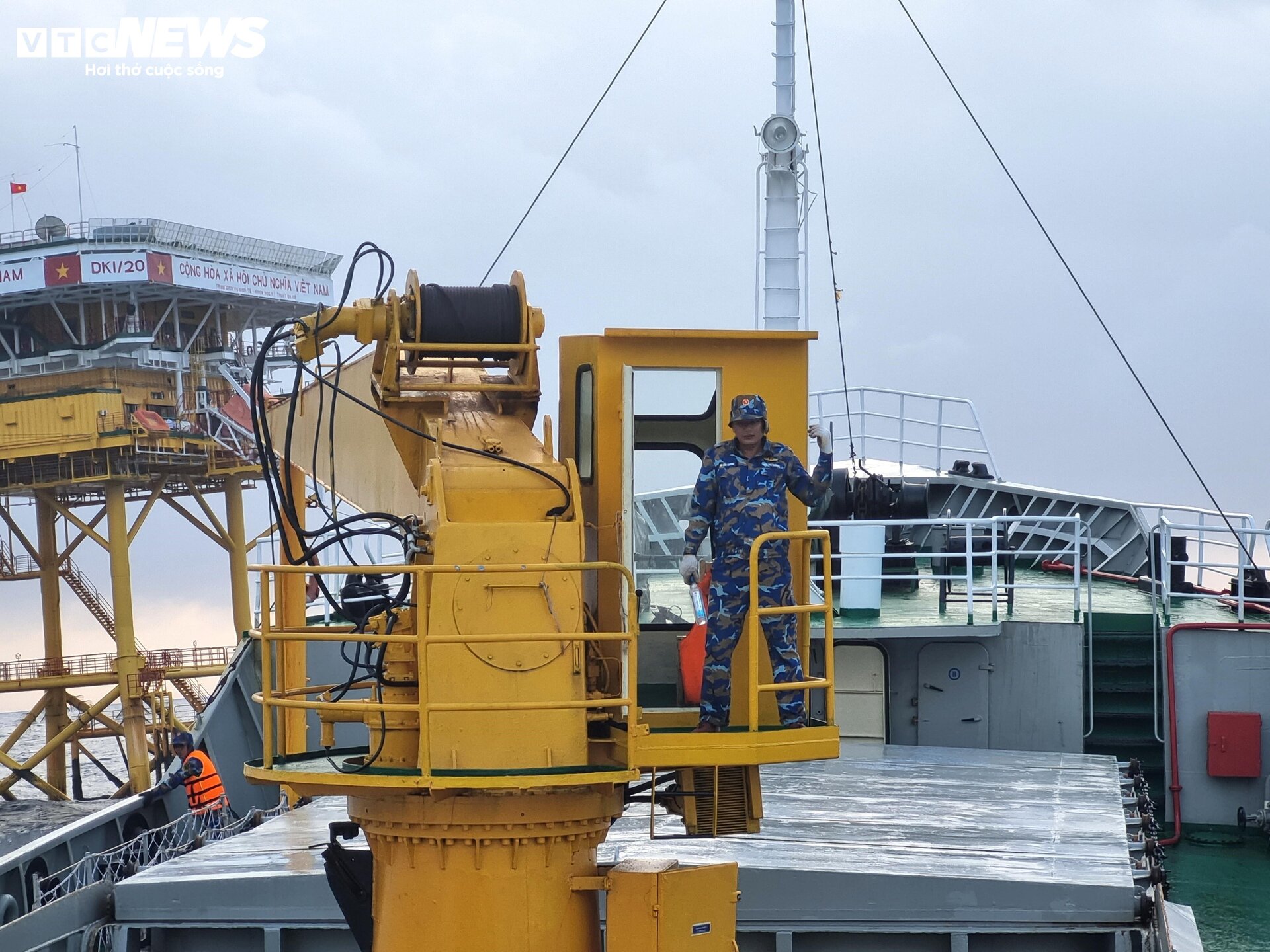 ‘Người vận chuyển’ trên tàu Trường Sa 16 - 4