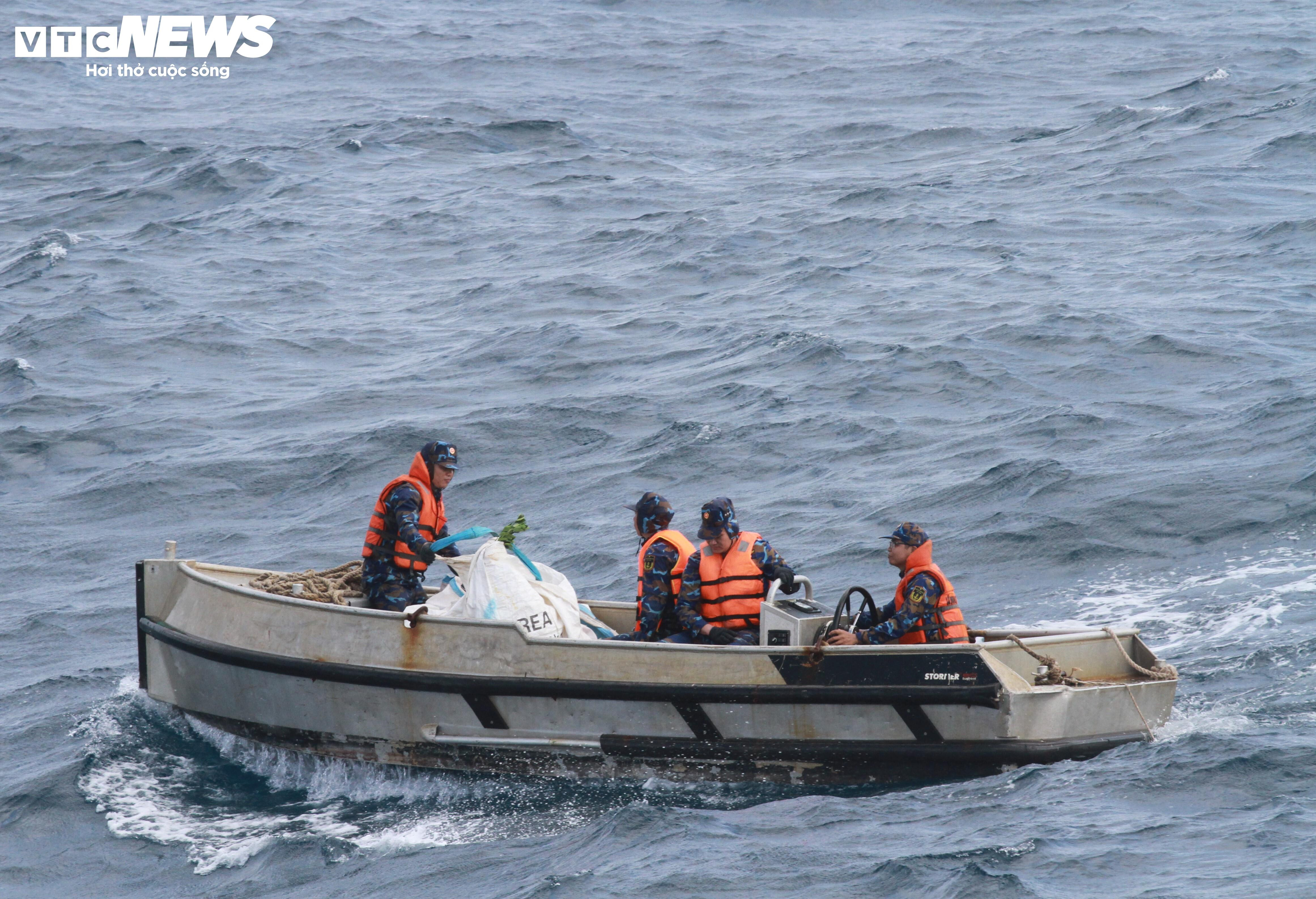 ‘Người vận chuyển’ trên tàu Trường Sa 16 - 3
