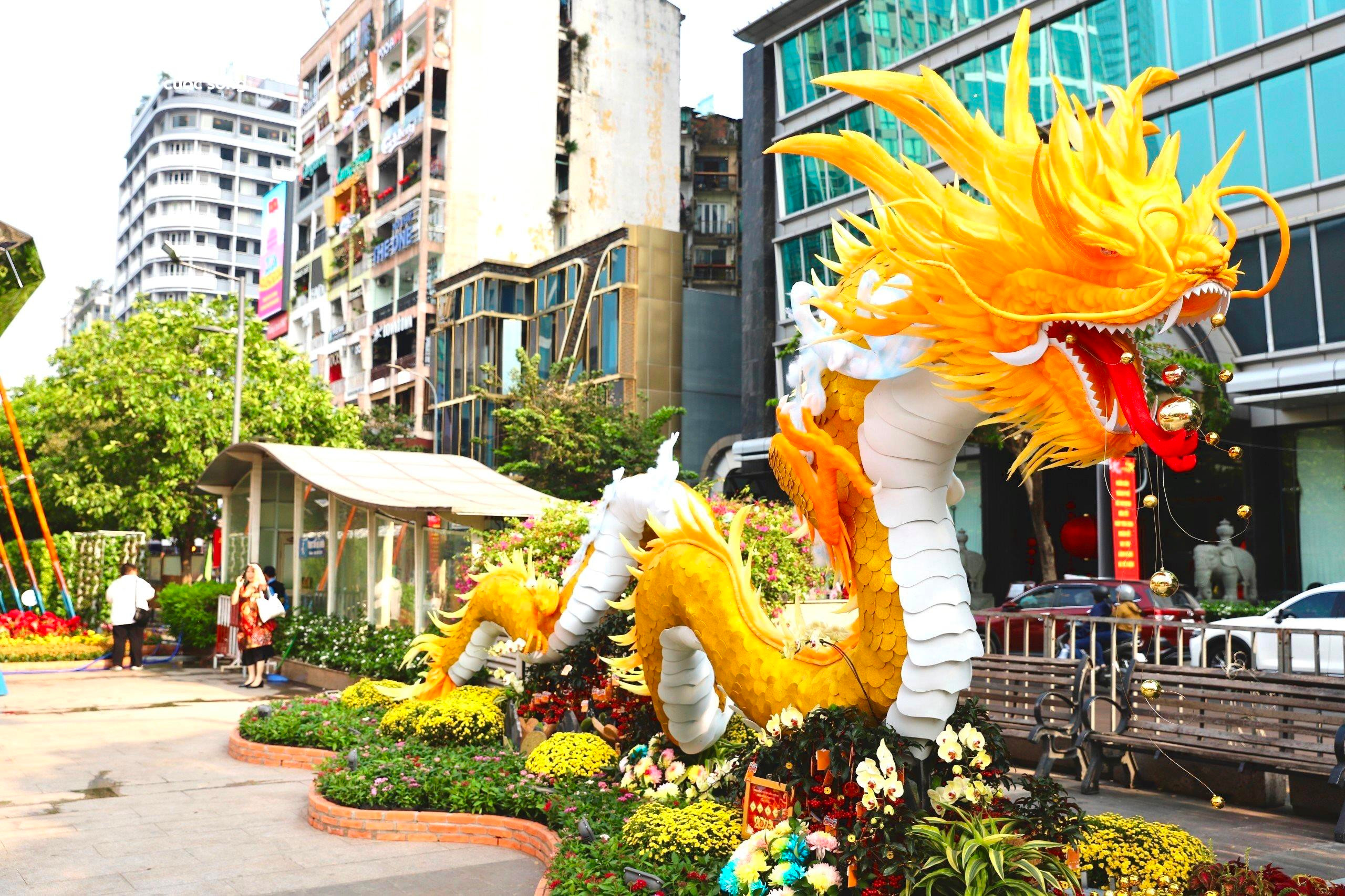 Linh vật rồng đường hoa Nguyễn Huệ được khen đẹp hơn hình 3D - 10