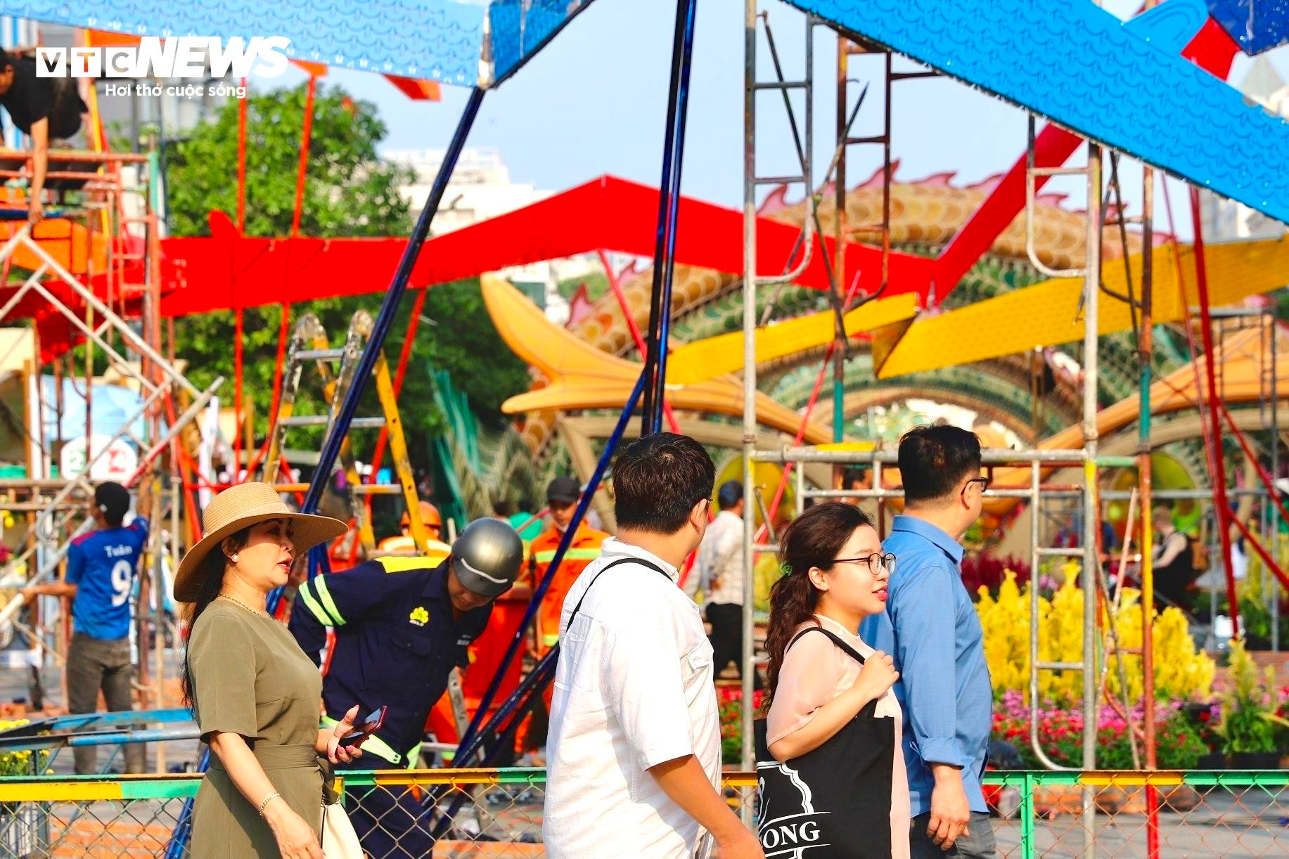 Linh vật rồng đường hoa Nguyễn Huệ được khen đẹp hơn hình 3D - 7