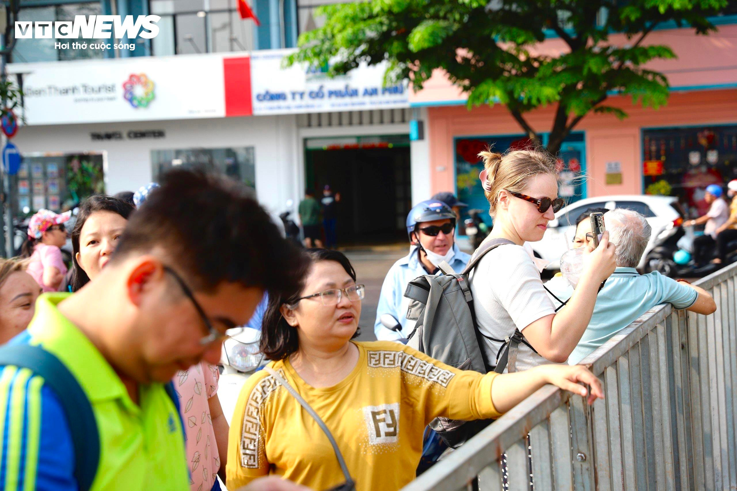 Linh vật rồng đường hoa Nguyễn Huệ được khen đẹp hơn hình 3D - 8