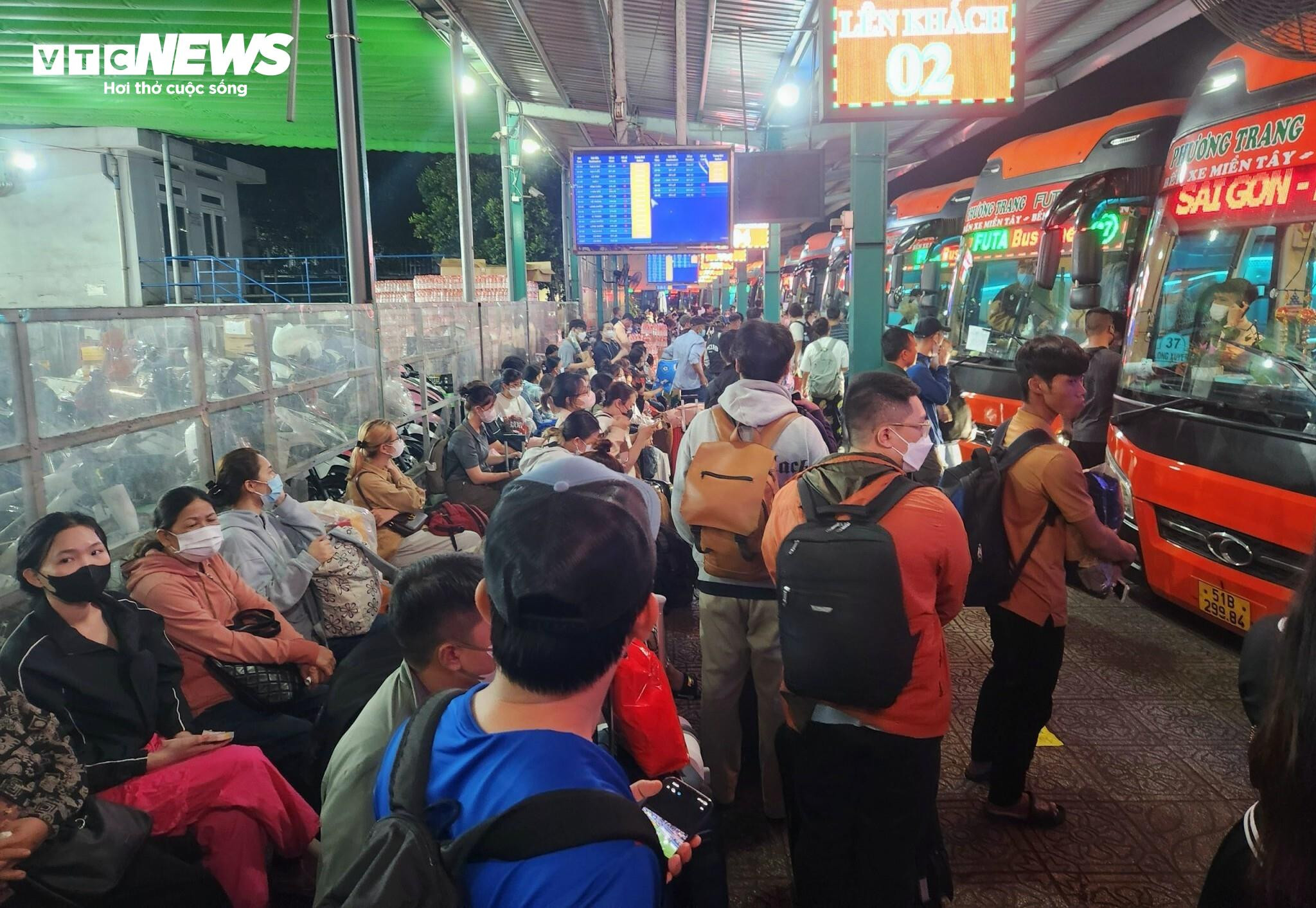 TP.HCM: Khách chen kín bến xe Miền Tây lúc nửa đêm về quê đón Tết - 3