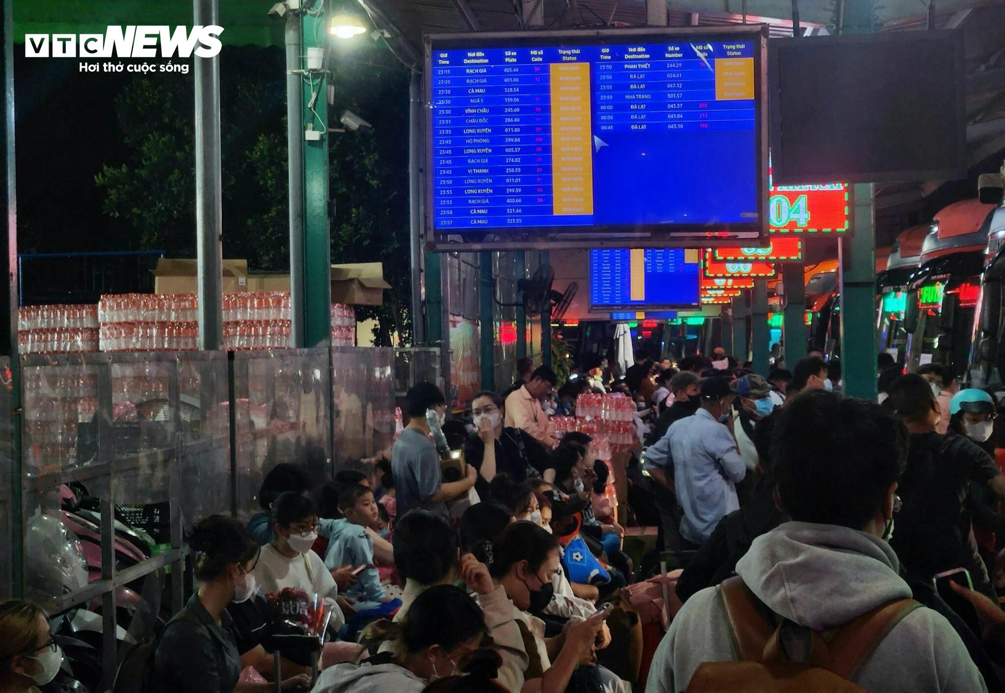 TP.HCM: Khách chen kín bến xe Miền Tây lúc nửa đêm về quê đón Tết - 4