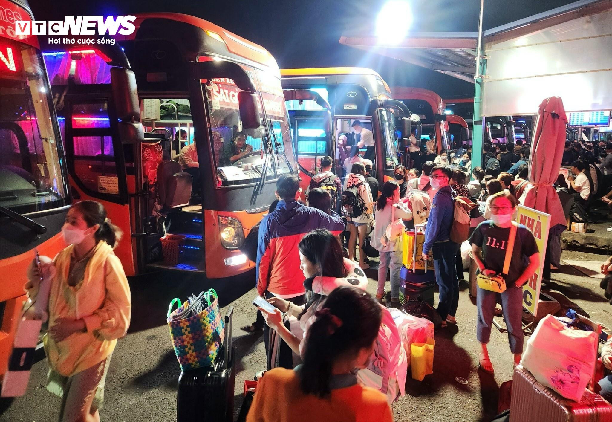 TP.HCM: Khách chen kín bến xe Miền Tây lúc nửa đêm về quê đón Tết - 5