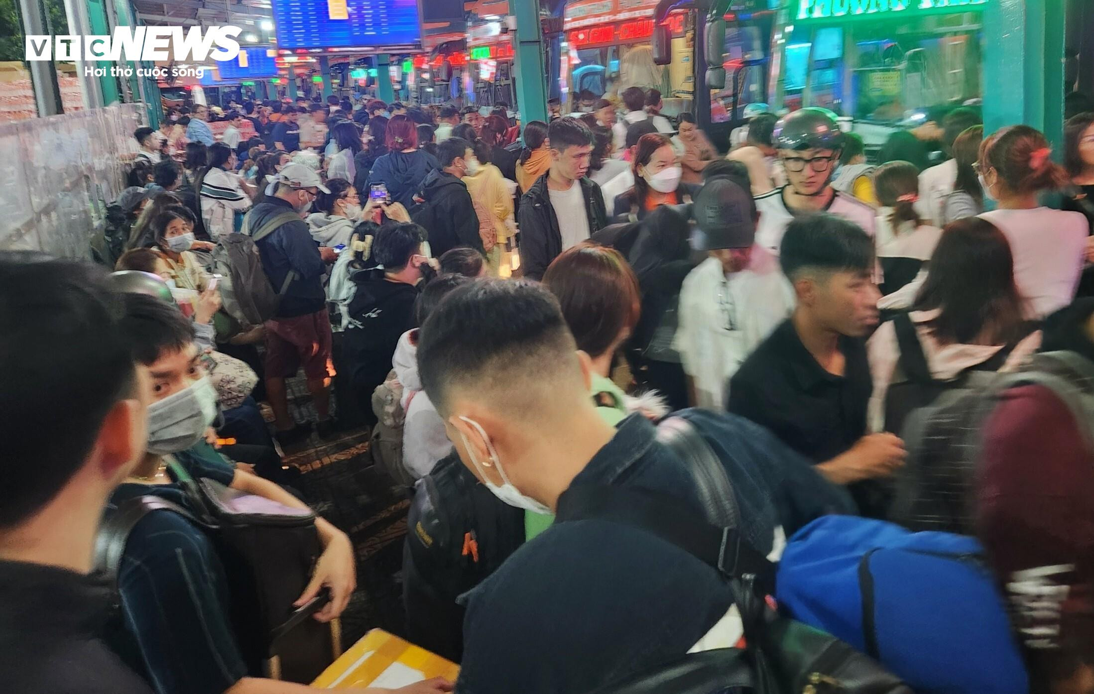 TP.HCM: Khách chen kín bến xe Miền Tây lúc nửa đêm về quê đón Tết - 2