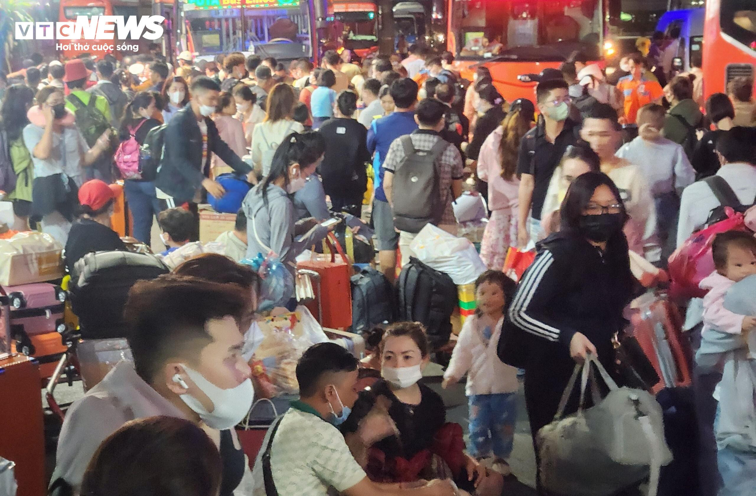 TP.HCM: Khách chen kín bến xe Miền Tây lúc nửa đêm về quê đón Tết - 6